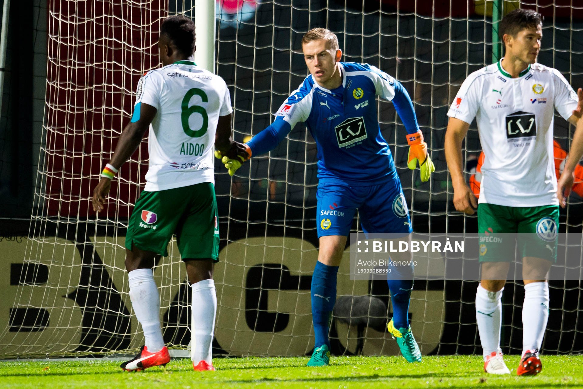Hammarbys målvakt Ögmundur Kristinsson tackar Joseph