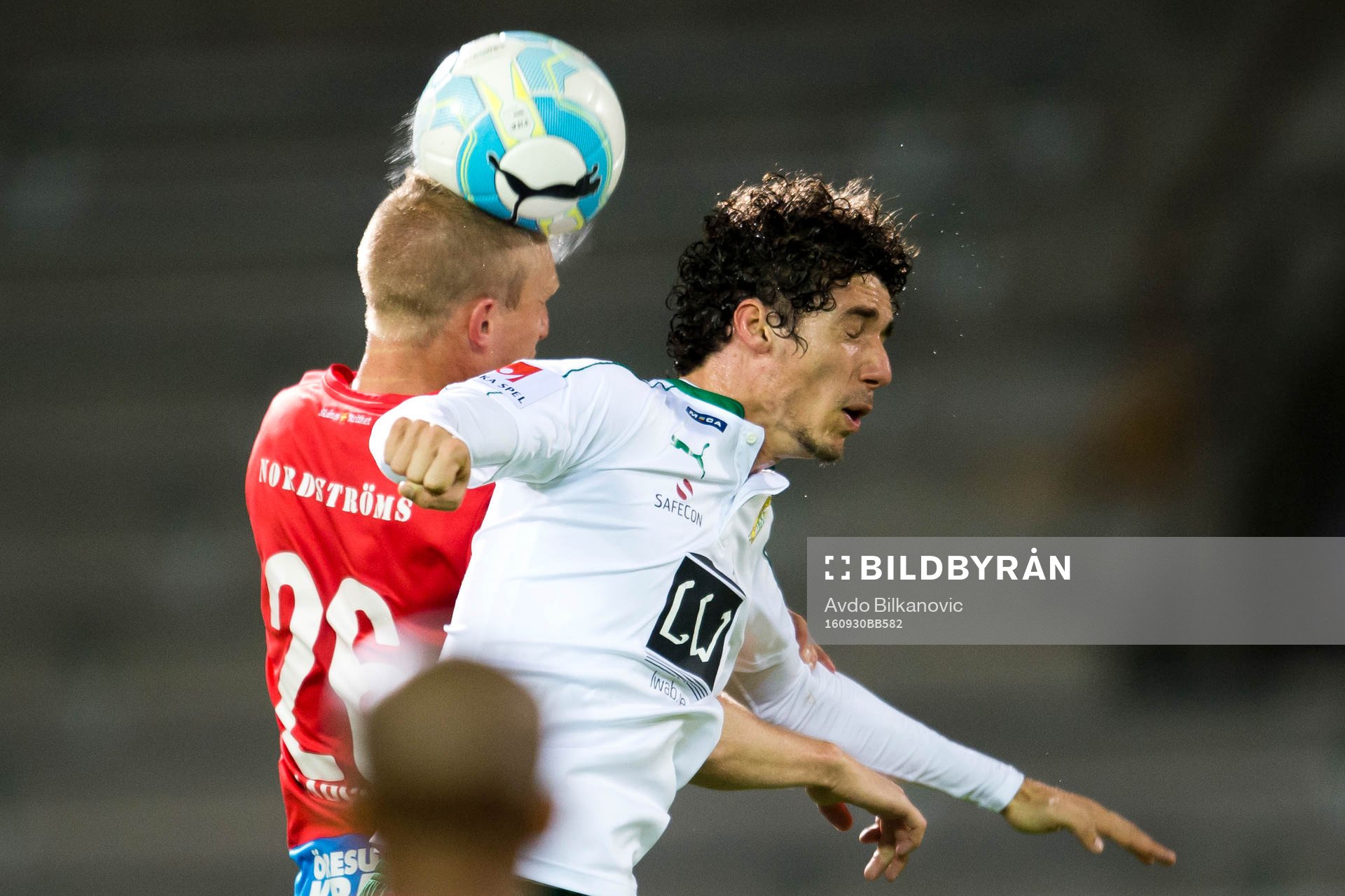 Helsingborgs Peter Larsson i nickduell mot Hammarbys Romulo