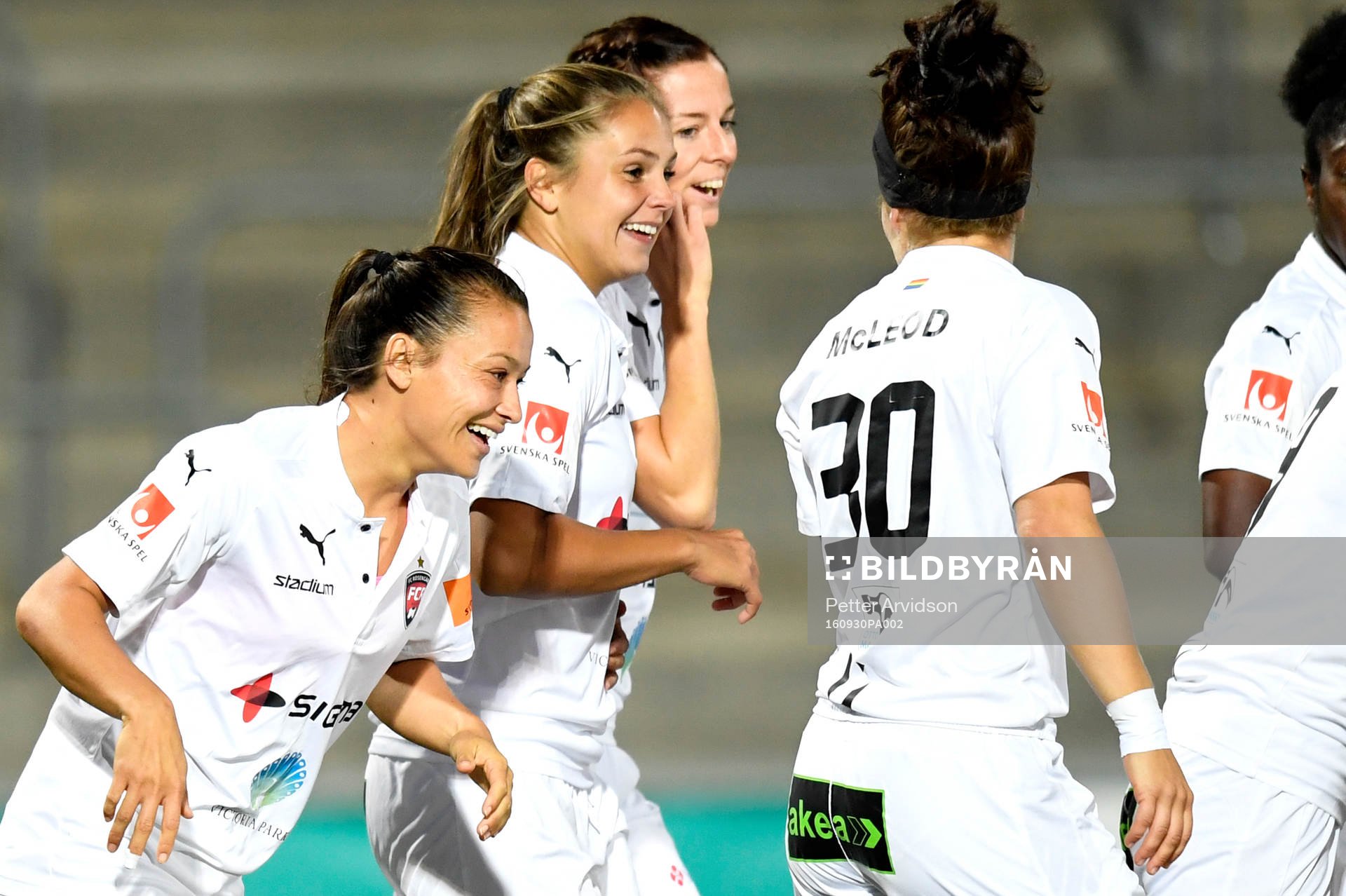 Rosengårds Alexandra Lowe Riley, Lotta Schelin och Lieke Martens jublar efter 1-0 av Martens under fotbollsmatchen i Damallsvenskan mellan FC Rosengård och Umeå den 30 september 2016 i Malmö.