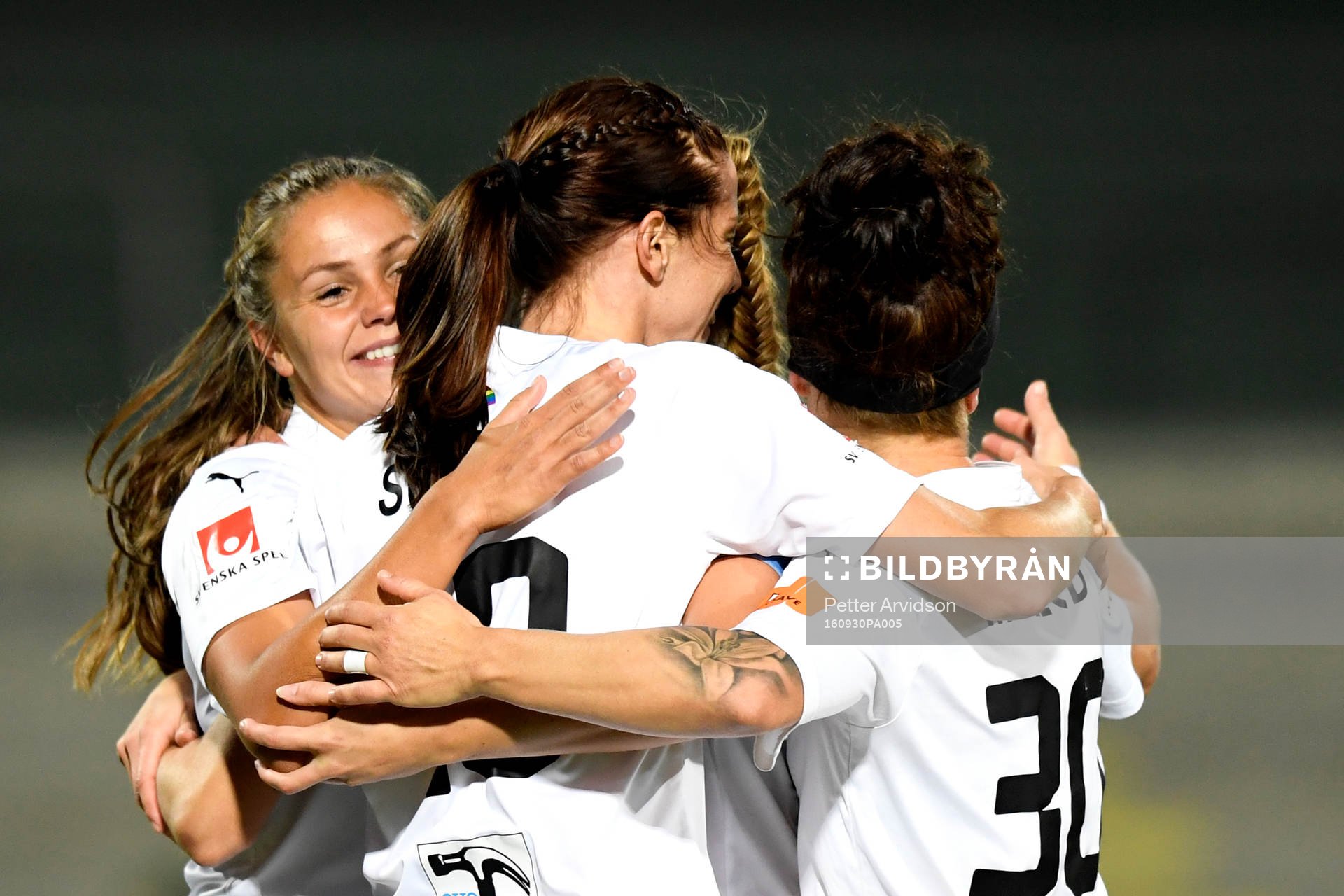 Rosengårds Lieke Martens, Ella Masar och Lotta Schelin jublar efter 2-0 av Schelin under fotbollsmatchen i Damallsvenskan mellan FC Rosengård och Umeå den 30 september 2016 i Malmö.