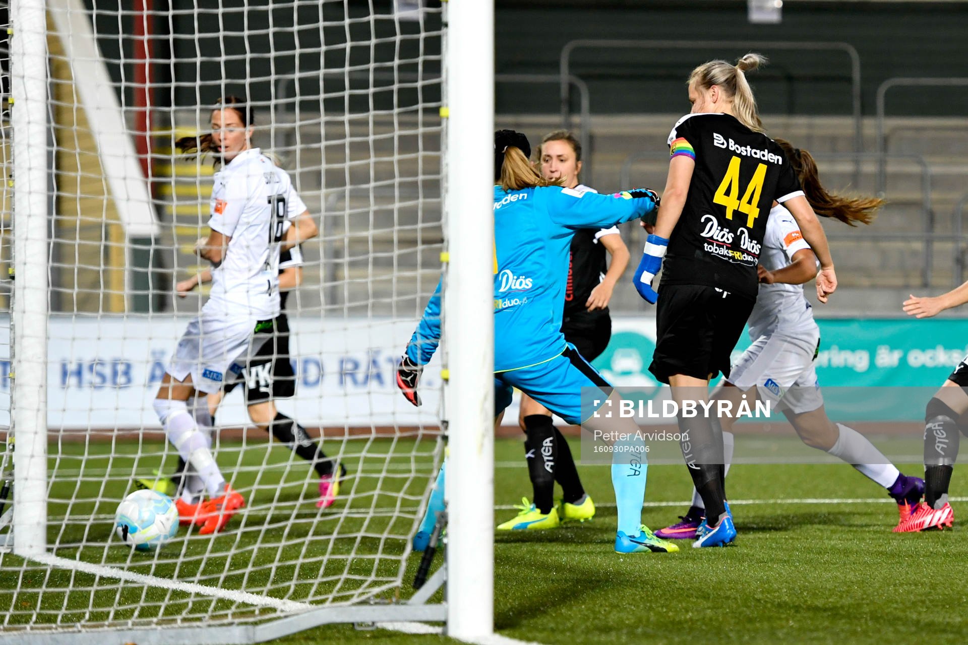 Rosengårds Lieke Martens gör 1-0 bakom Umeås målvakt