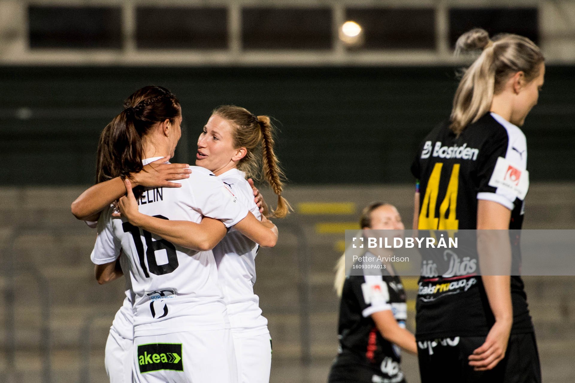 Rosengårds Emma Berglund och Lotta Schelin jublar