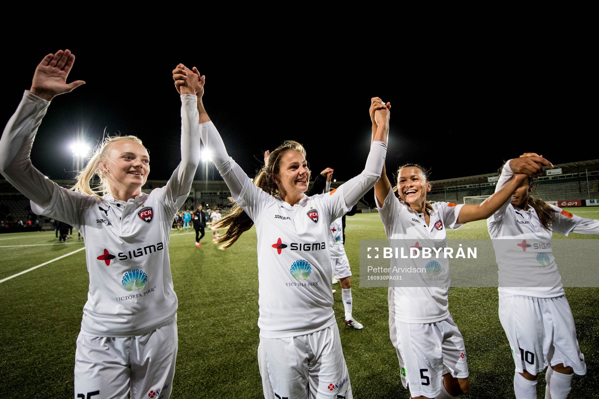 Rosengårds Emma Pennsäter, Lieke Martens och Alexandra Lowe Riley jublar mot publiken efter fotbollsmatchen i Damallsvenskan mellan FC Rosengård och Umeå den 30 september 2016 i Malmö.