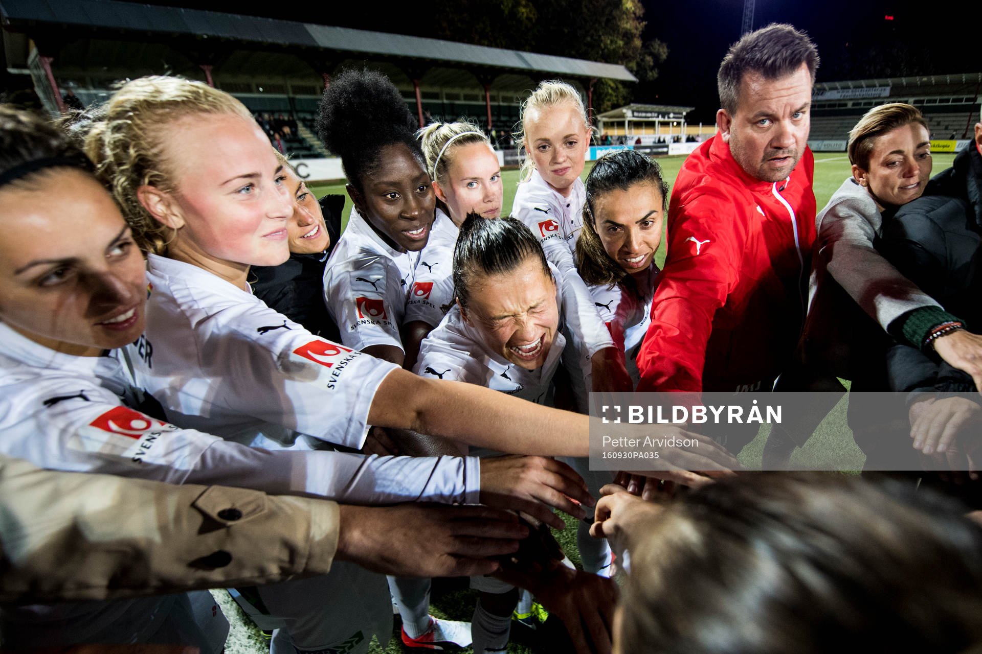 Rosengårds spelaret med Alexandra Lowe Riley (m) jublar efter fotbollsmatchen i Damallsvenskan mellan FC Rosengård och Umeå den 30 september 2016 i Malmö.