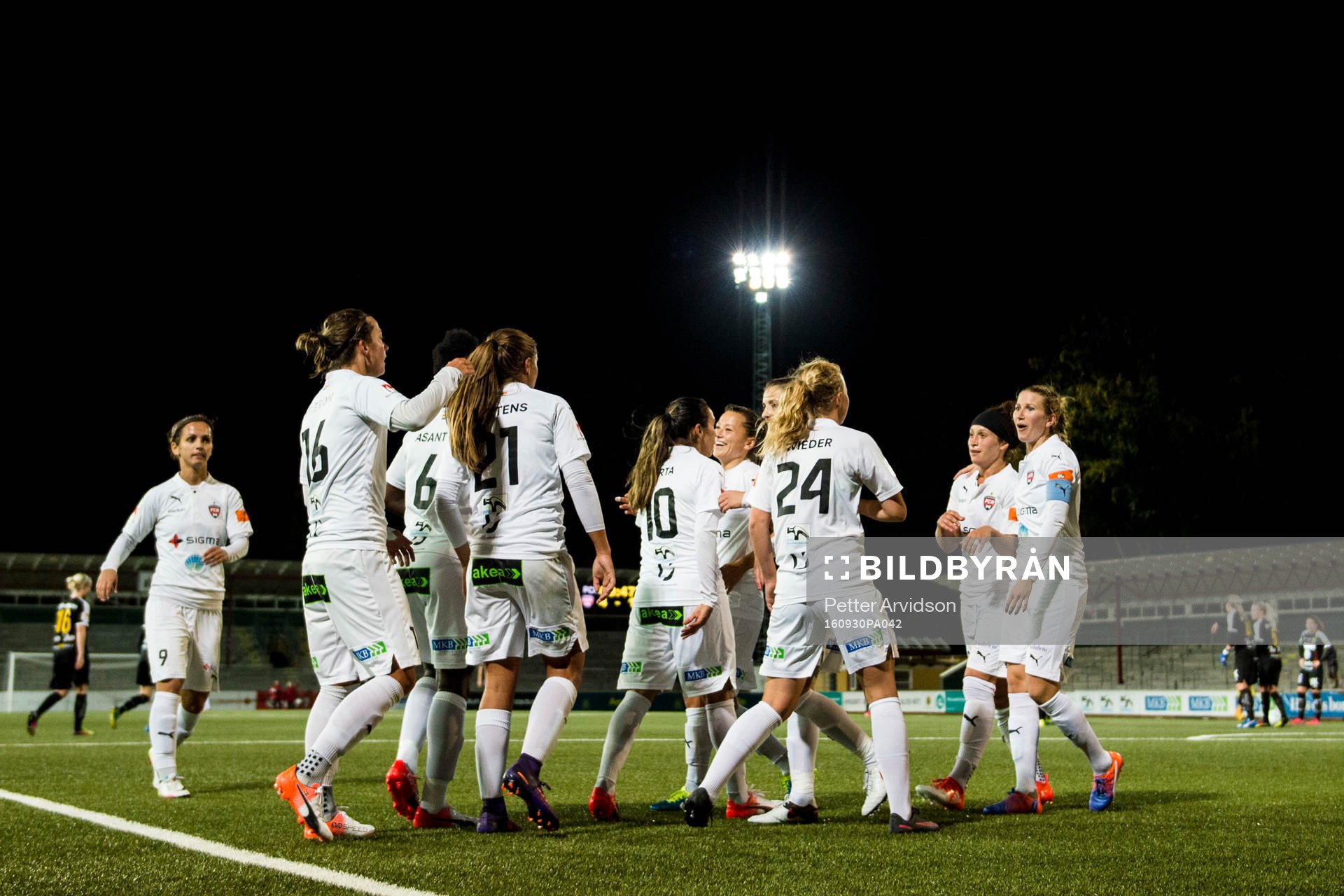 Rosengårds spelare jublar