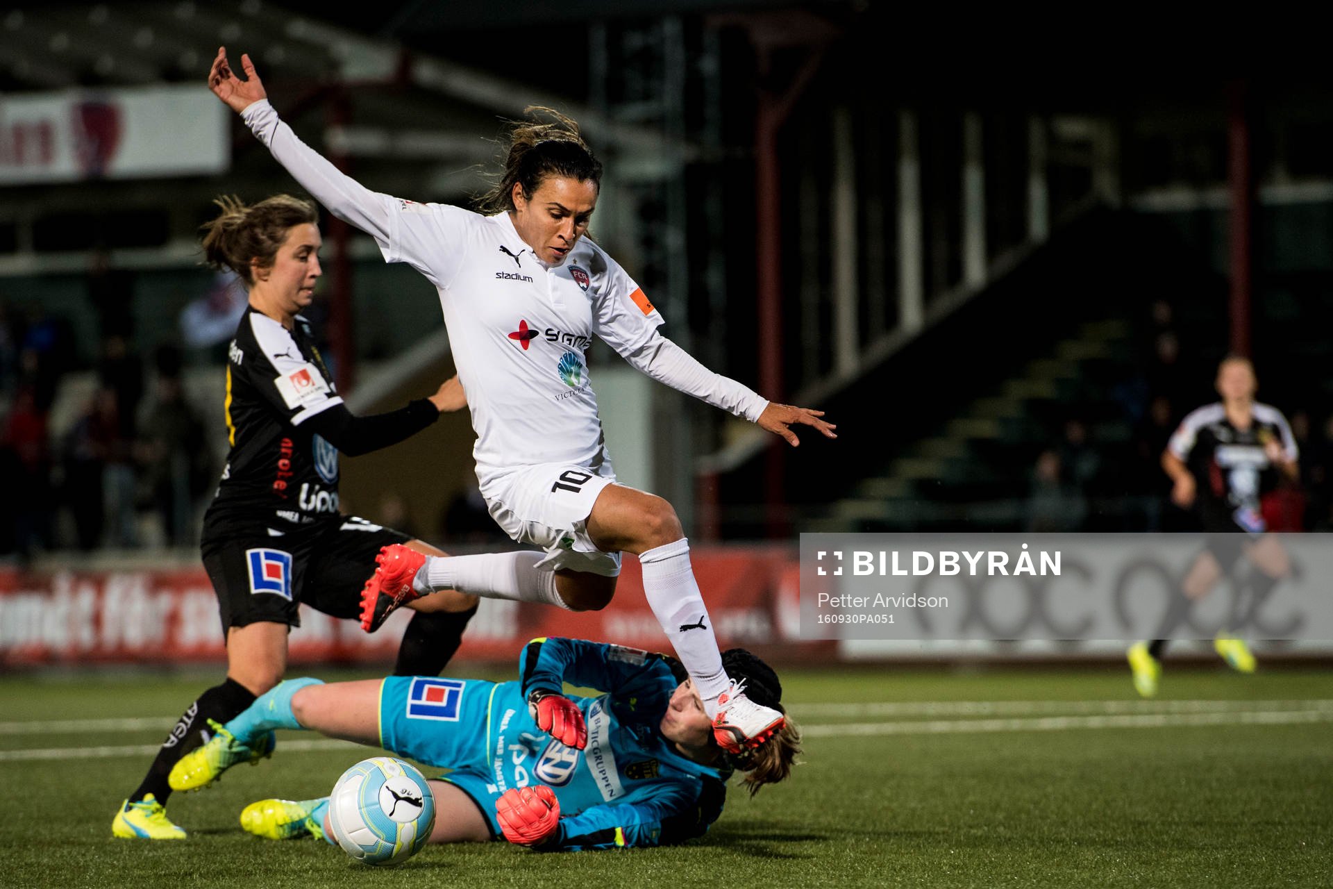 Rosengårds Marta Viera Da Silva mot Umeås målvakt Tove
