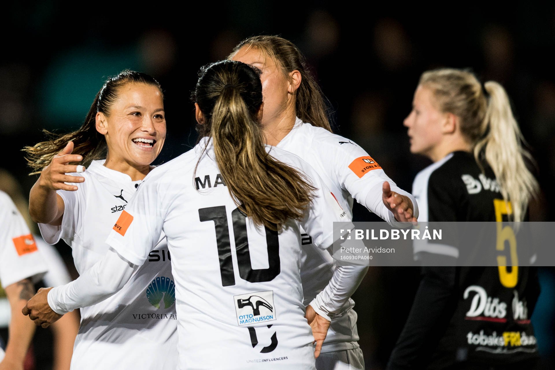 Rosengårds Alexandra Lowe Riley jublar med Marta Viera Da Silva efter 3-1 målet under fotbollsmatchen i Damallsvenskan mellan FC Rosengård och Umeå den 30 september 2016 i Malmö.