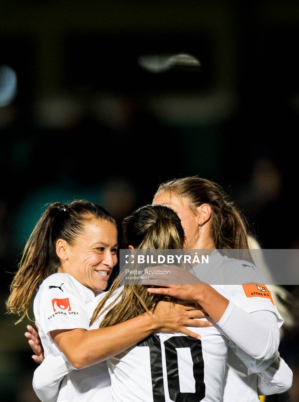 Rosengårds Alexandra Lowe Riley jublar med Marta Viera Da Silva efter 3-1 målet under fotbollsmatchen i Damallsvenskan mellan FC Rosengård och Umeå den 30 september 2016 i Malmö.