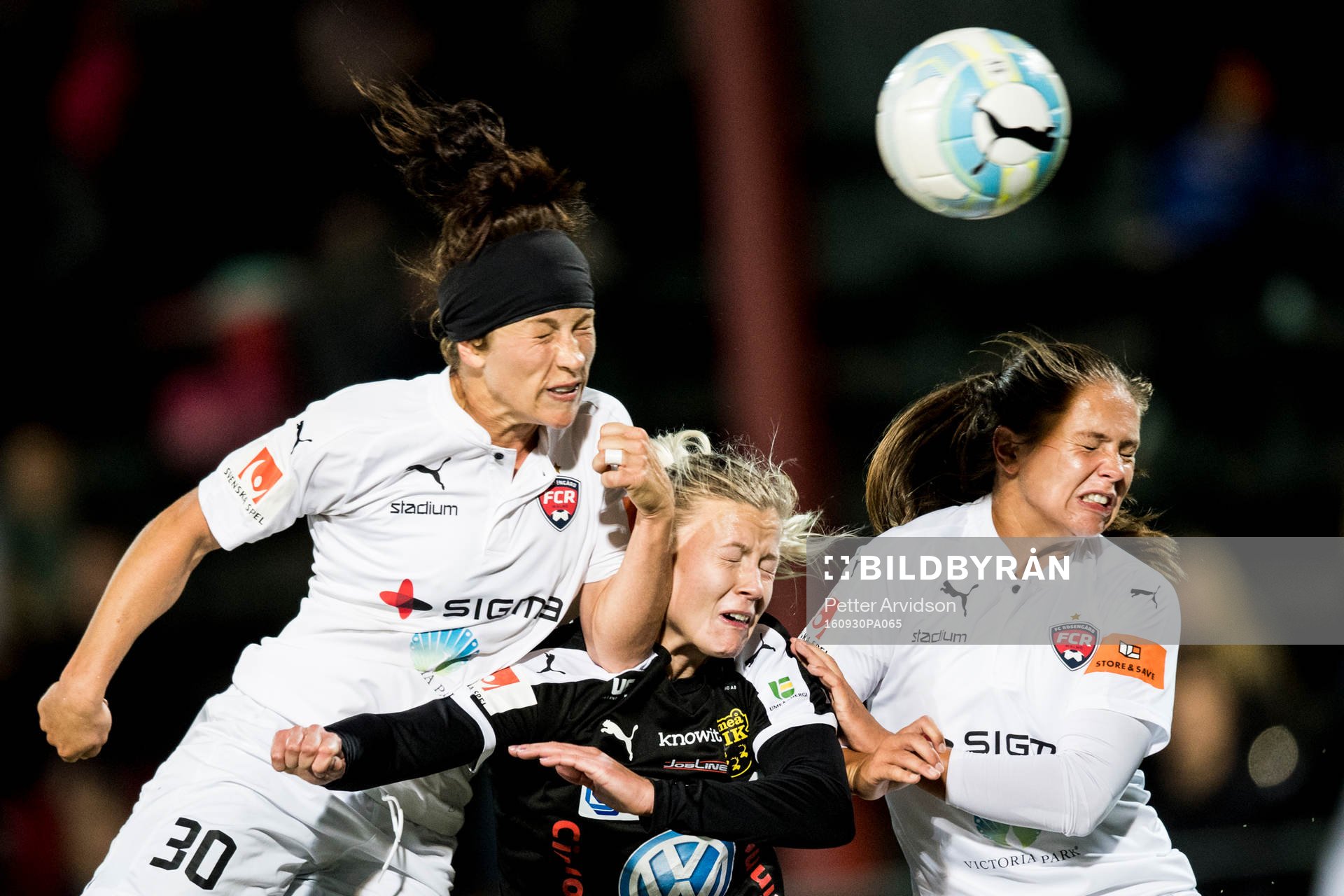 Rosengårds Ella Masar och Lieke Martens mot Umeås Hanna Glas under fotbollsmatchen i Damallsvenskan mellan FC Rosengård och Umeå den 30 september 2016 i Malmö.
