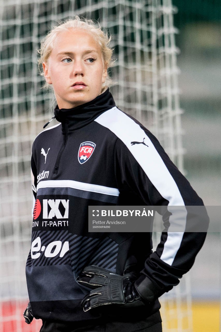 Rosengårds målvakt Olivia Elofsson inför fotbollsmatchen i Damallsvenskan mellan FC Rosengård och Umeå den 30 september 2016 i Malmö.