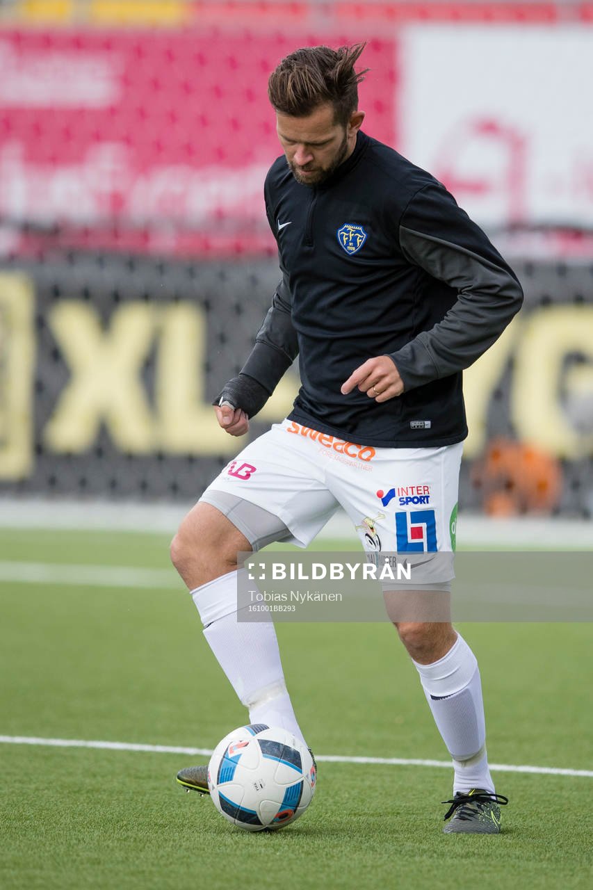 Falkenbergs David Svensson värmer upp