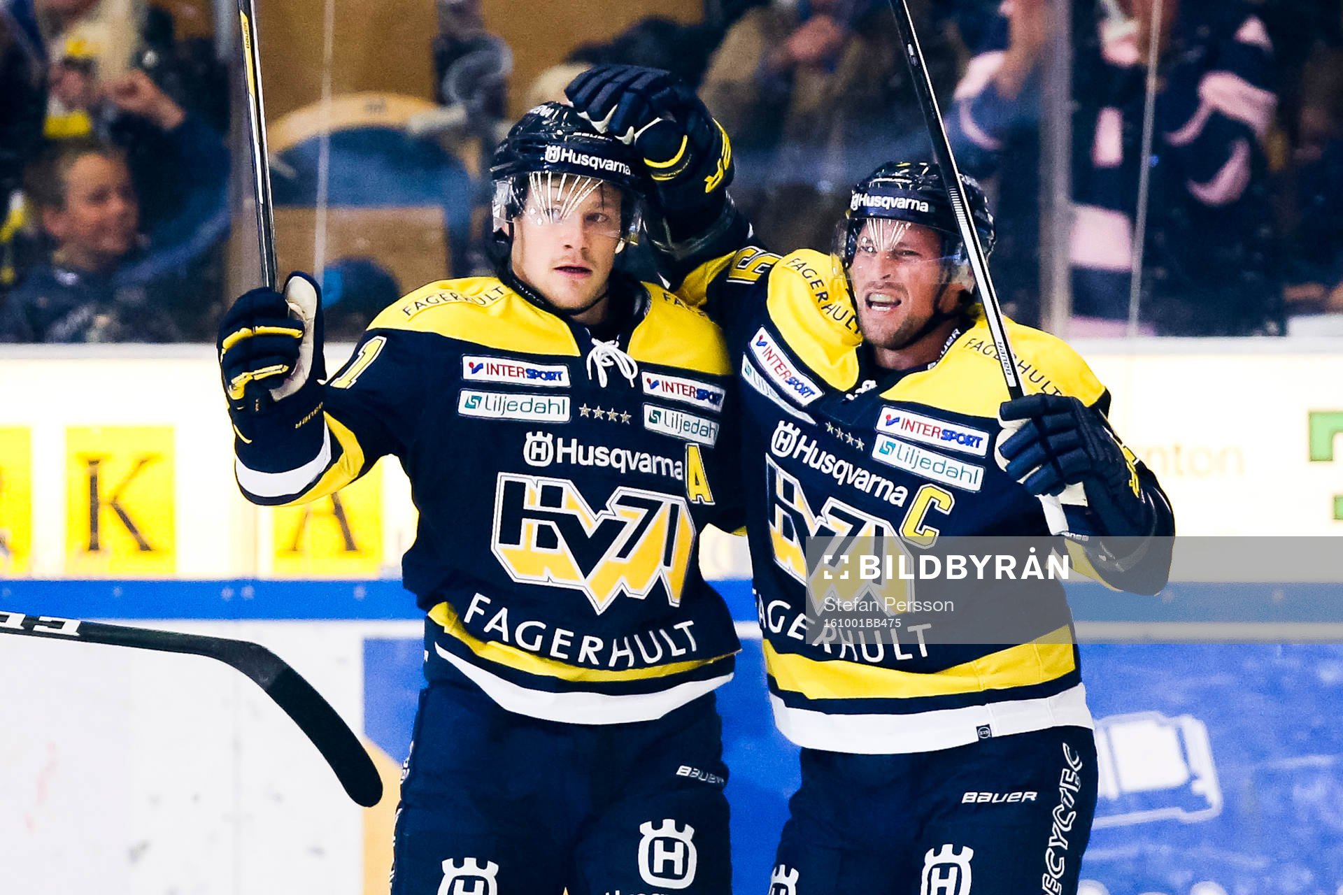 s Simon Önerud och Chris Abbott jublar 4-0