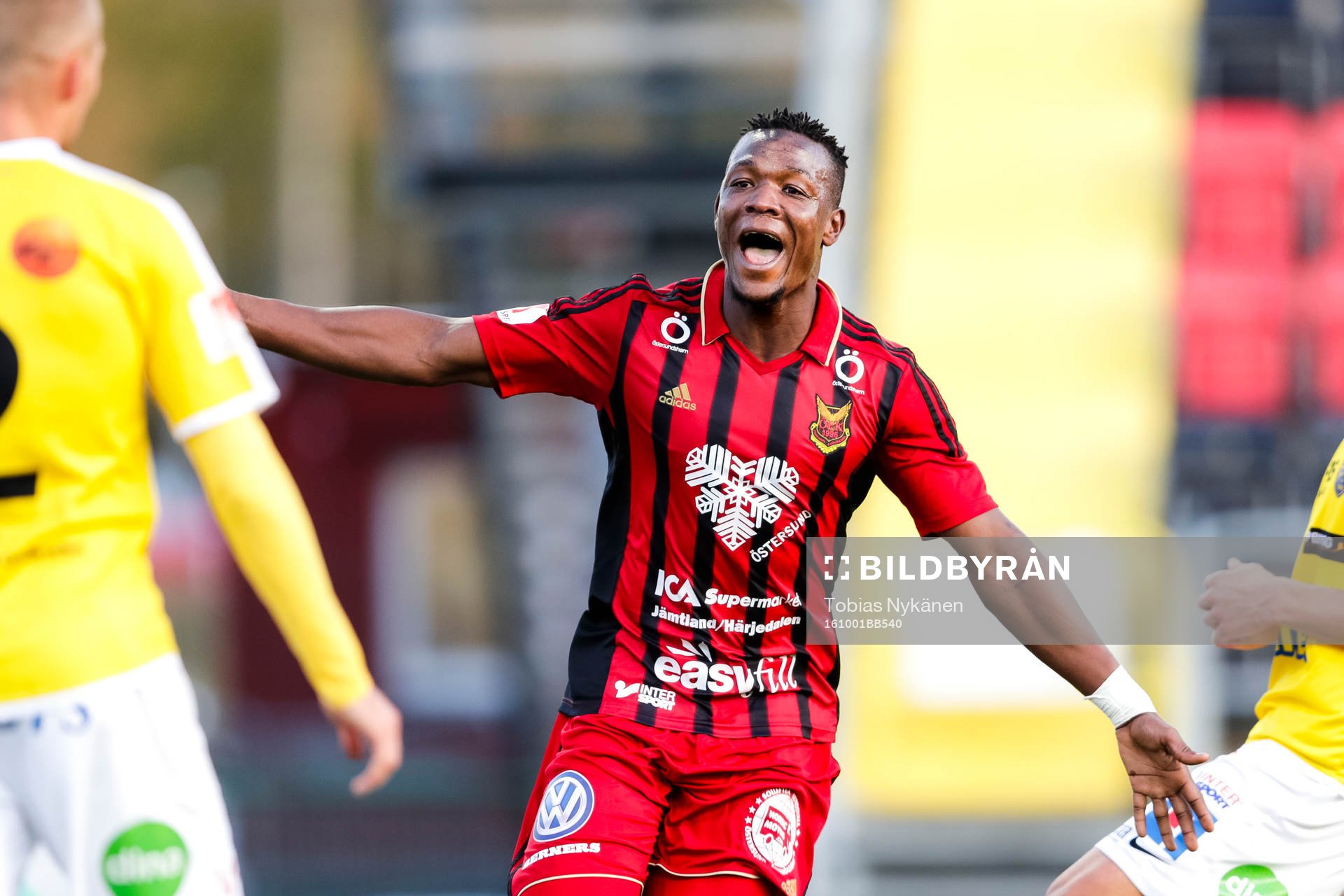 Östersunds Abdullahi Gero jublar