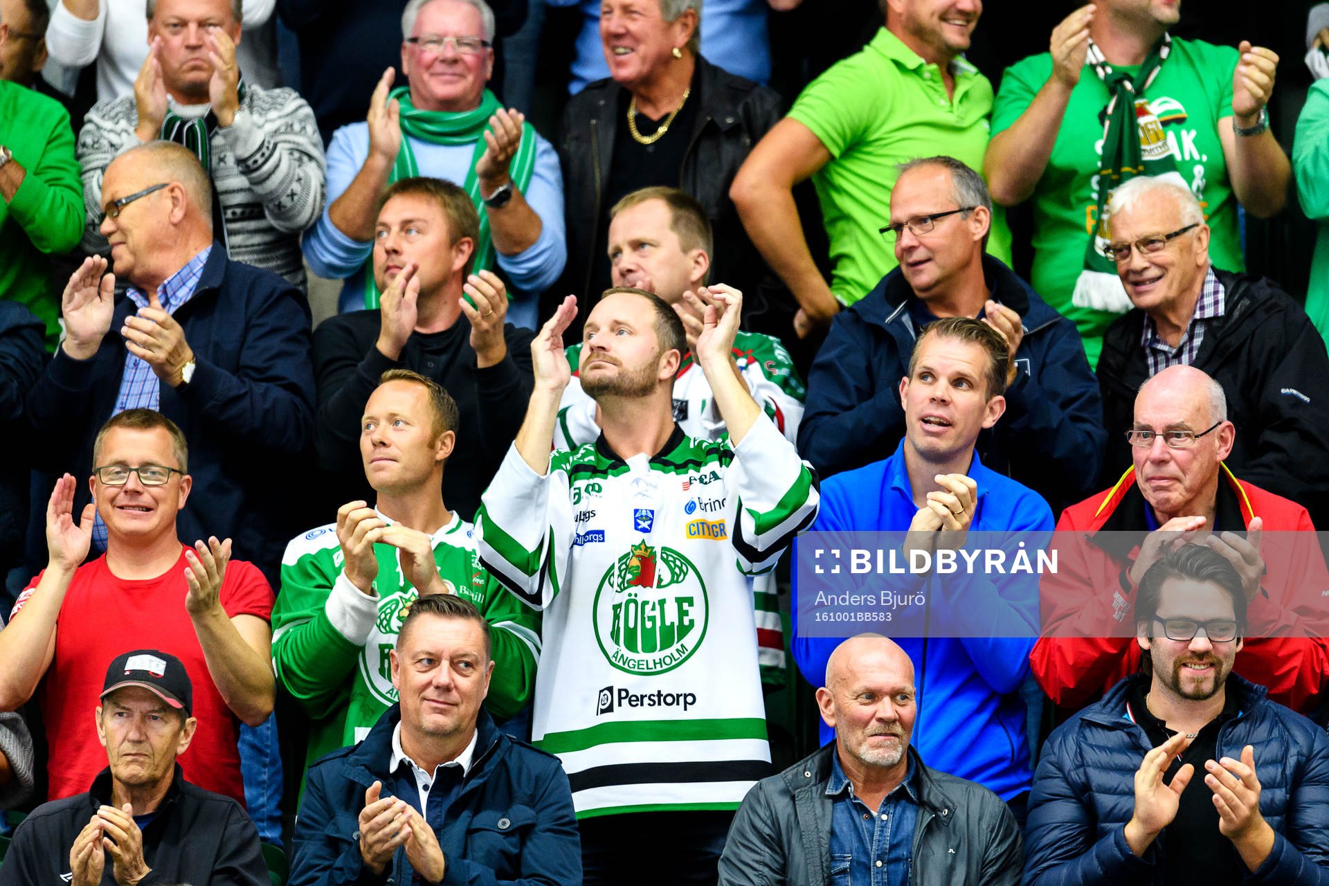 En Rögle supporter jublar