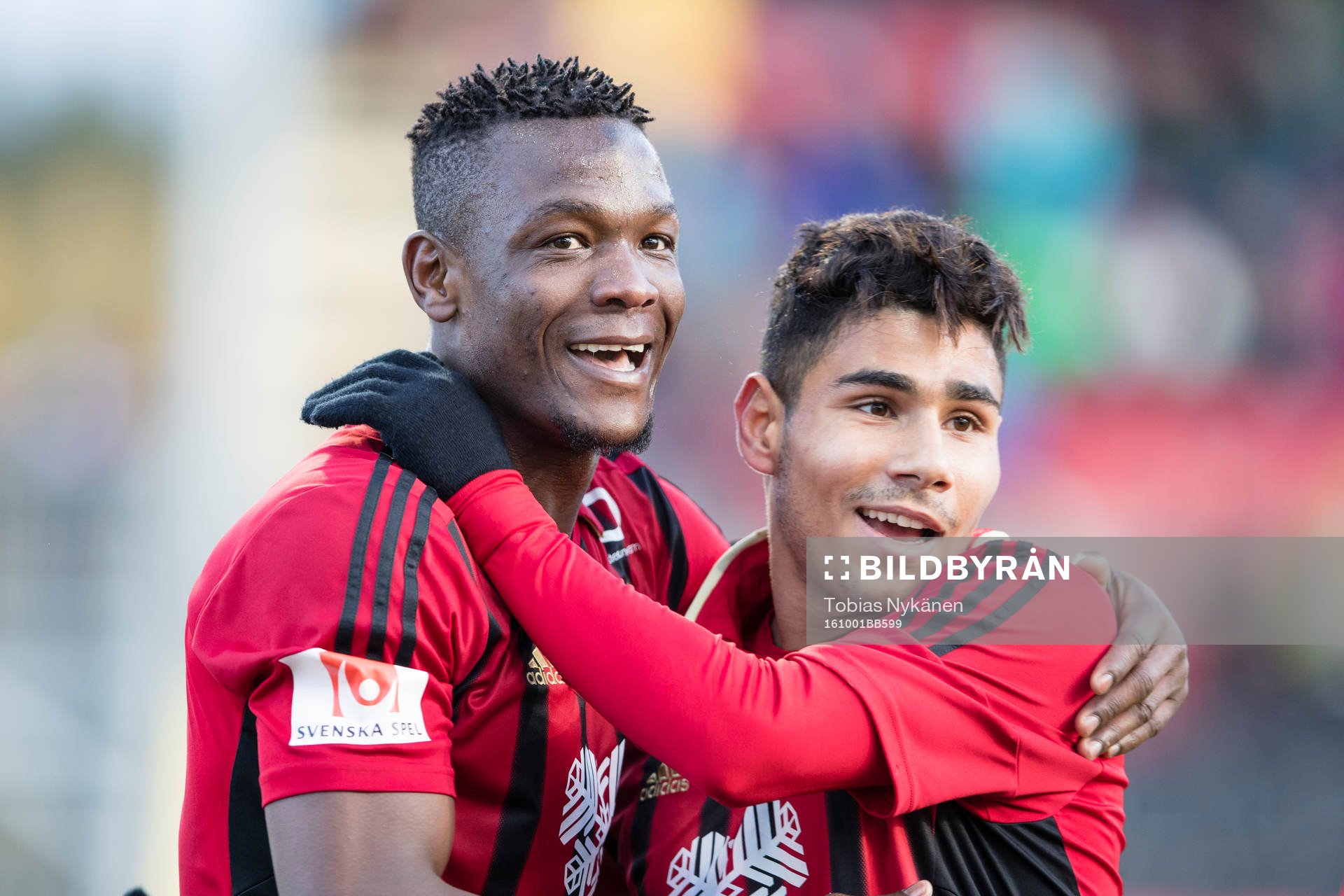 Östersunds Alhaji Gero och Östersunds Hosam Aiesh jublar efter att Alhaji Gero gjort 3-1 målet under fotbollsmatchen i Allsvenskan mellan Östersund och Falkenberg den 1 oktober 2016 i Östersund.