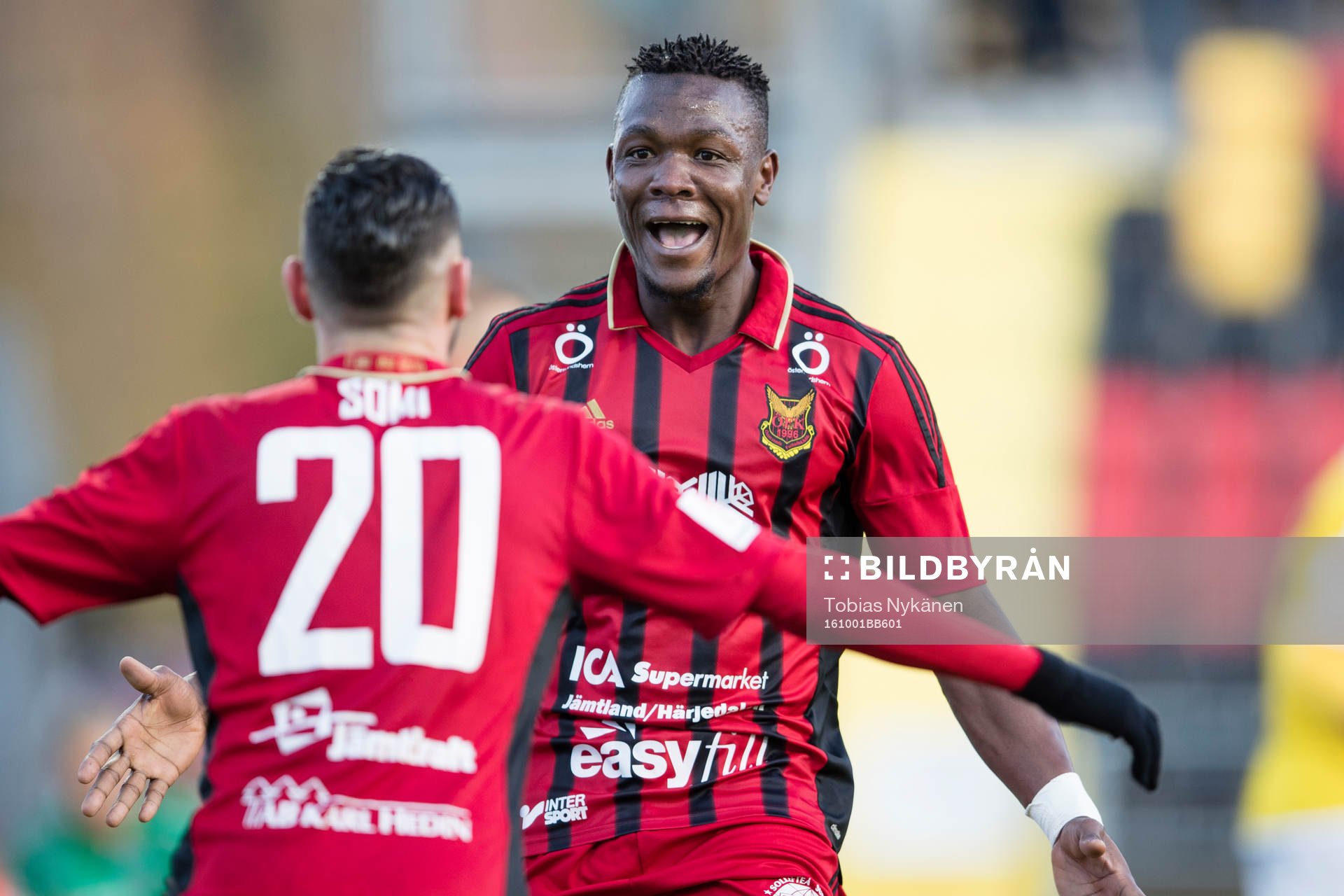 Östersunds Alhaji Gero och Östersunds Gabriel Somi jublar