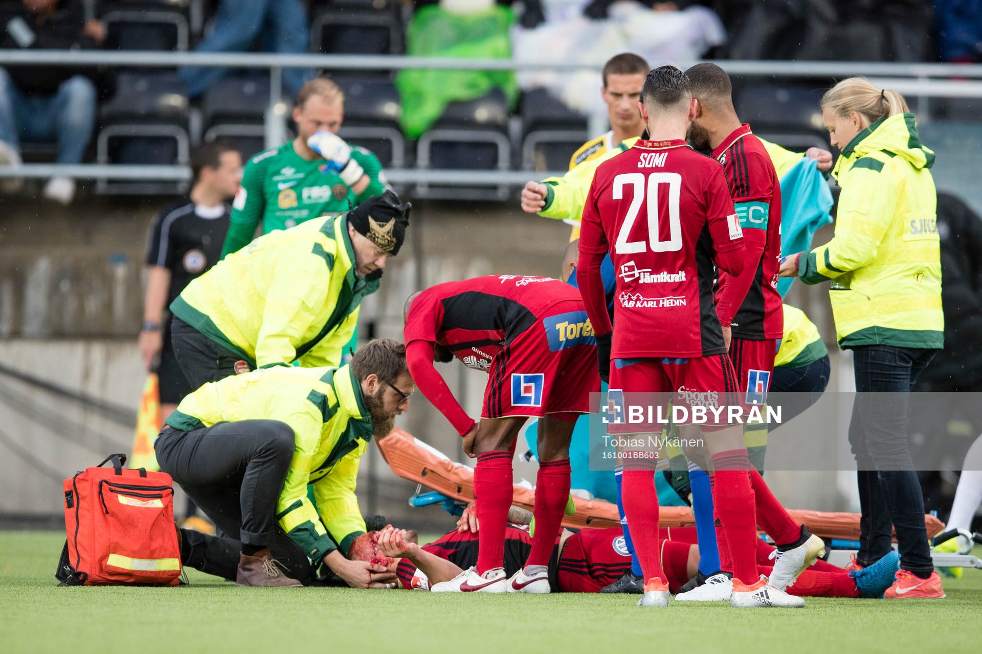 Östersunds Douglas Bergqvist skadar sig i en nickduell