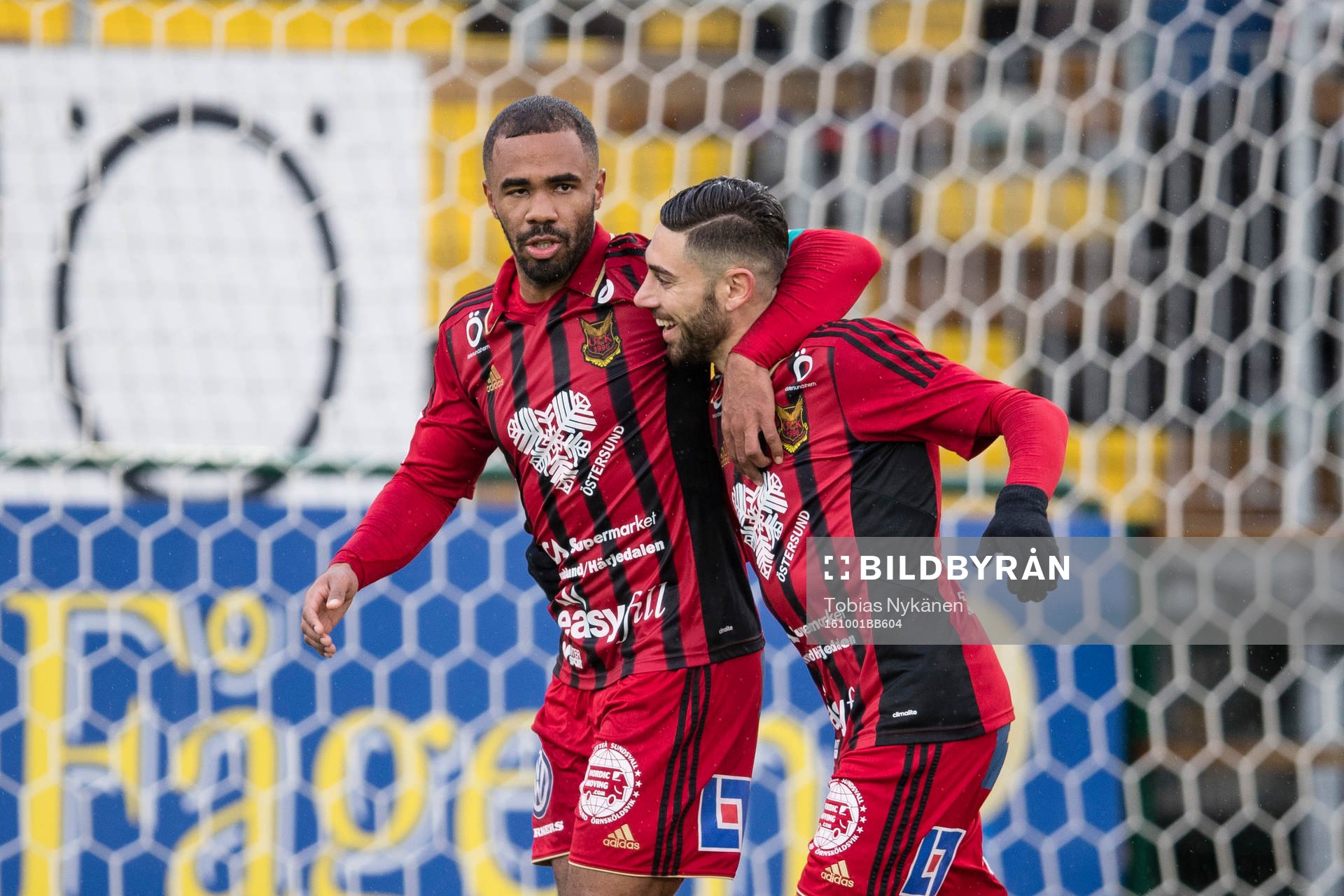 Östersunds Alex Dyer och Gabriel Somi jublar
