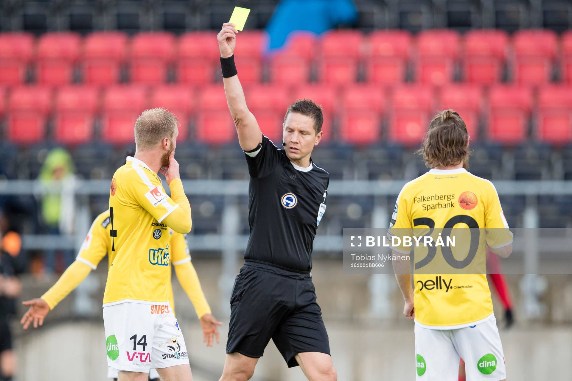 Domare Martin Strömbergsson ger gult kort till Falkenbergs