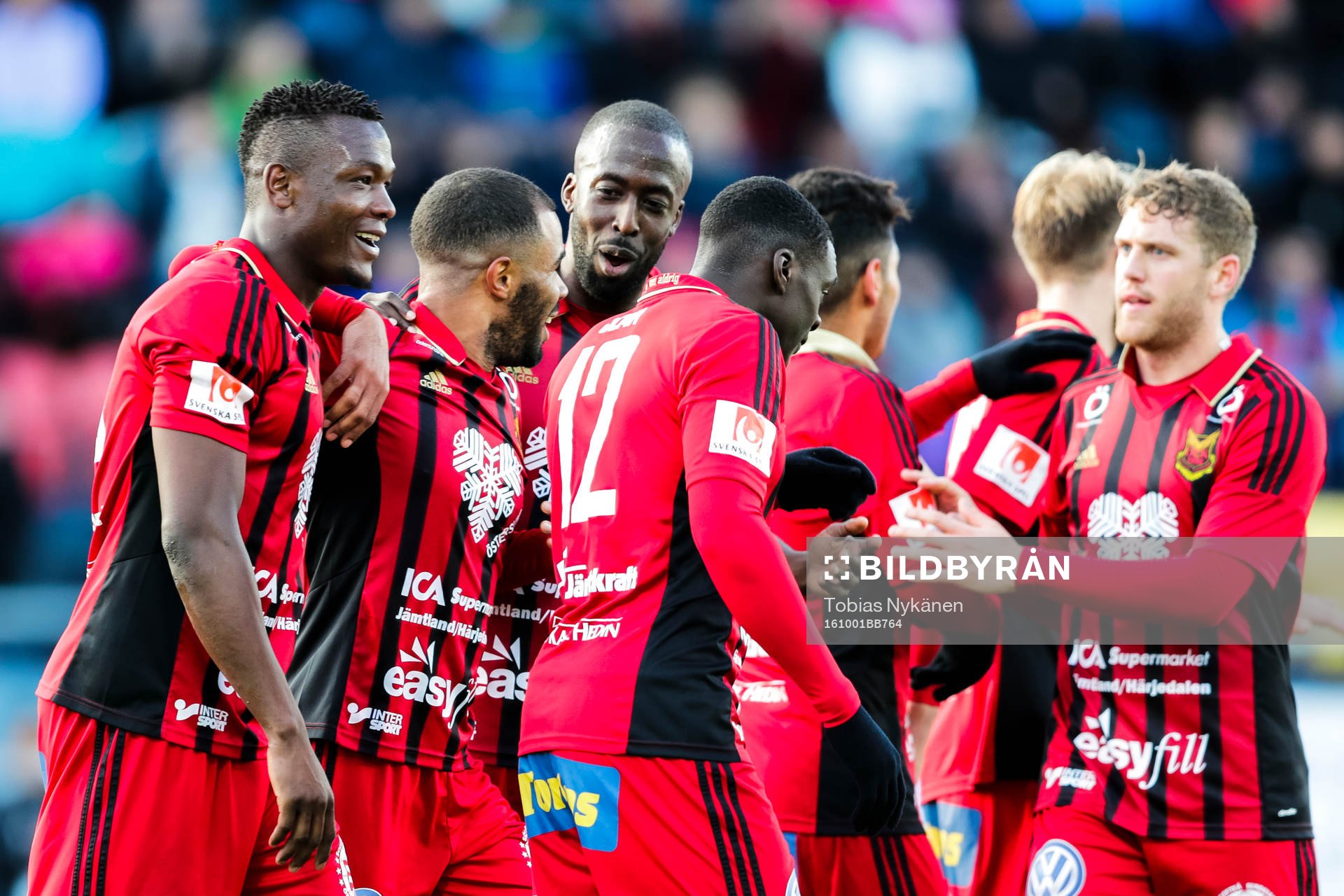 Östersunds Alex Dyer jublar efter 5-1 under fotbollsmatchen i Allsvenskan mellan Östersund och Falkenberg den 1 oktober 2016 i Östersund.