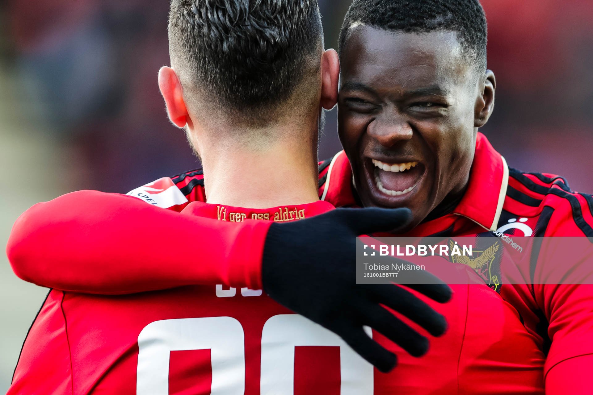 Östersunds Gabriel Somi och Ken Sema jublar efter 6-1 under fotbollsmatchen i Allsvenskan mellan Östersund och Falkenberg den 1 oktober 2016 i Östersund.