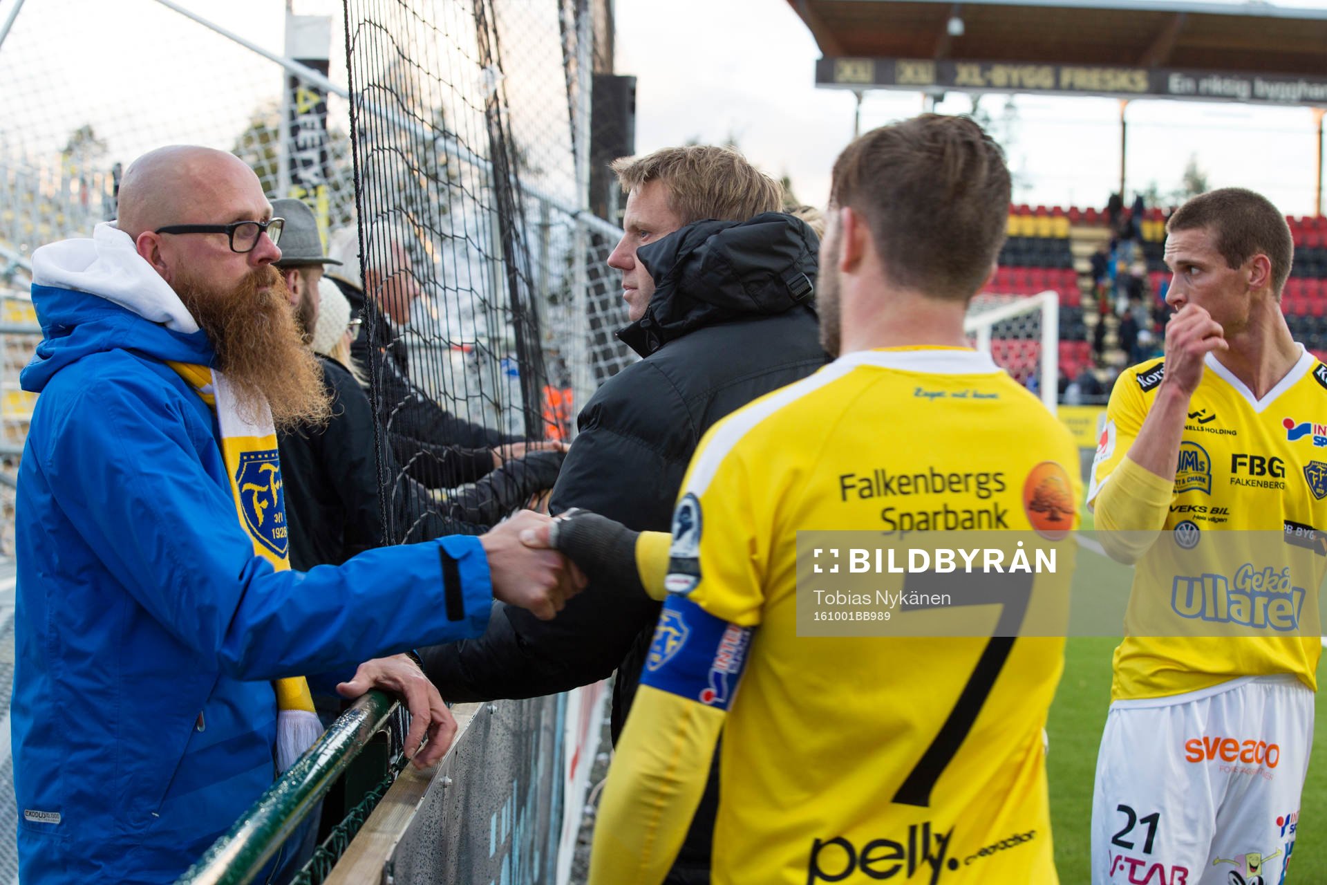 Falkenbergs tränare Hans Eklund pratar med supportrarna