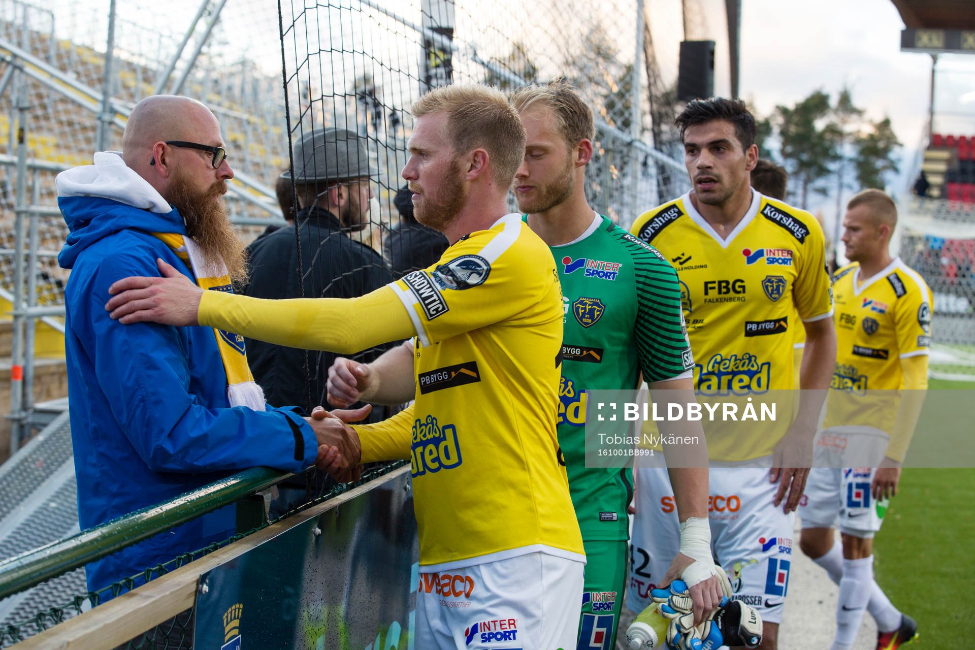 Falkenbergs spelare tackar supportrarna