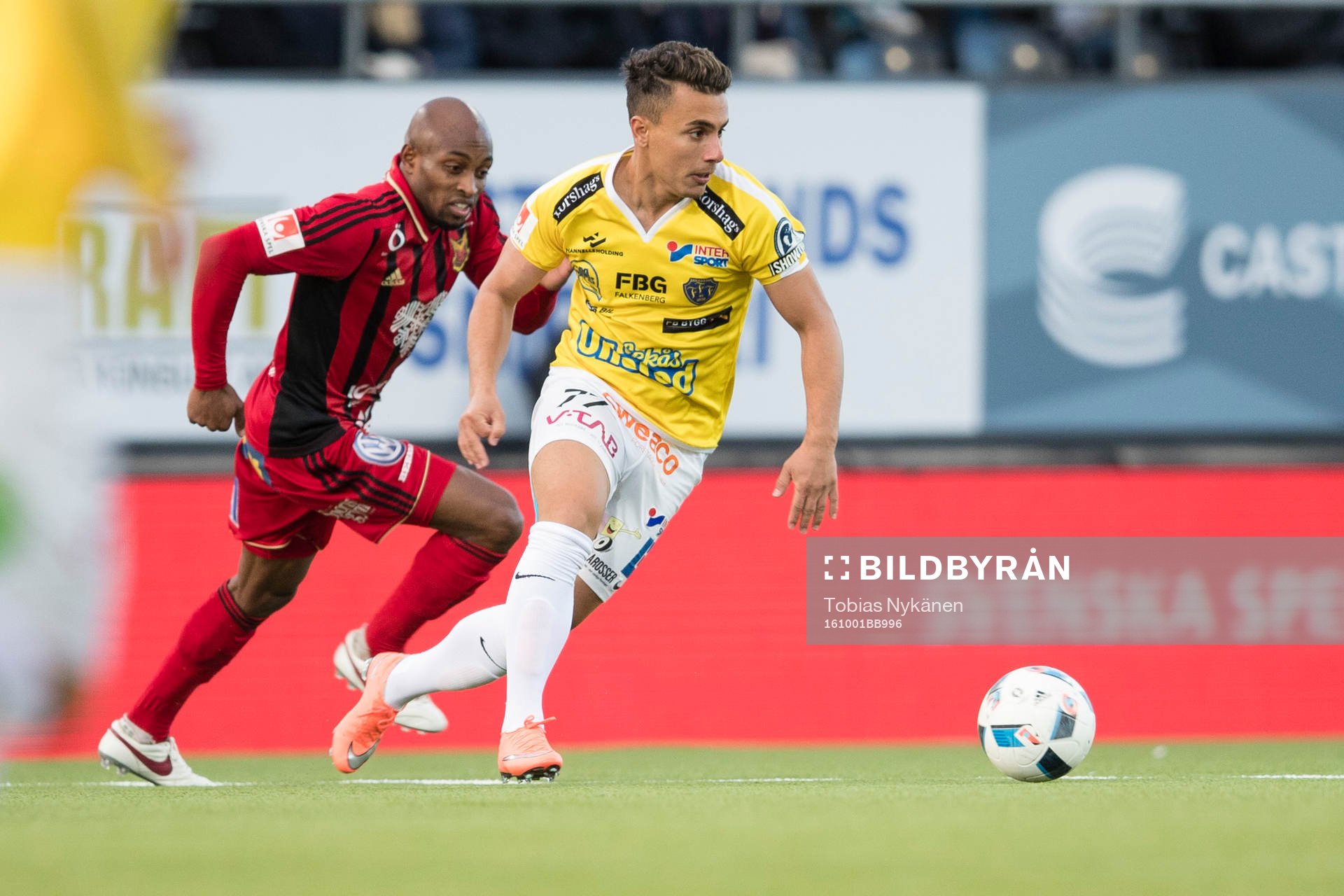Falkenbergs Kamal Mustafa mot Östersunds Fouad Bachirou under fotbollsmatchen i Allsvenskan mellan Östersund och Falkenberg den 1 oktober 2016 i Östersund.