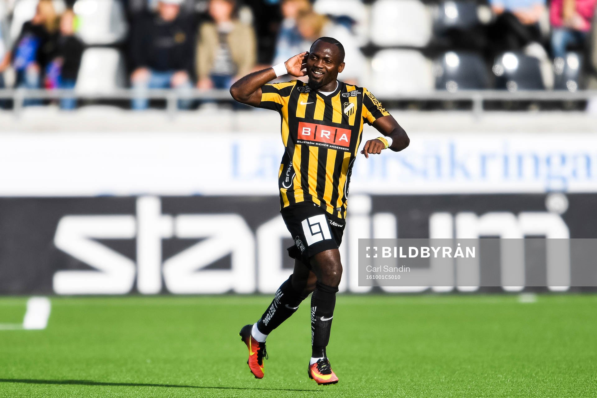 Häckens John Owoeri jublar