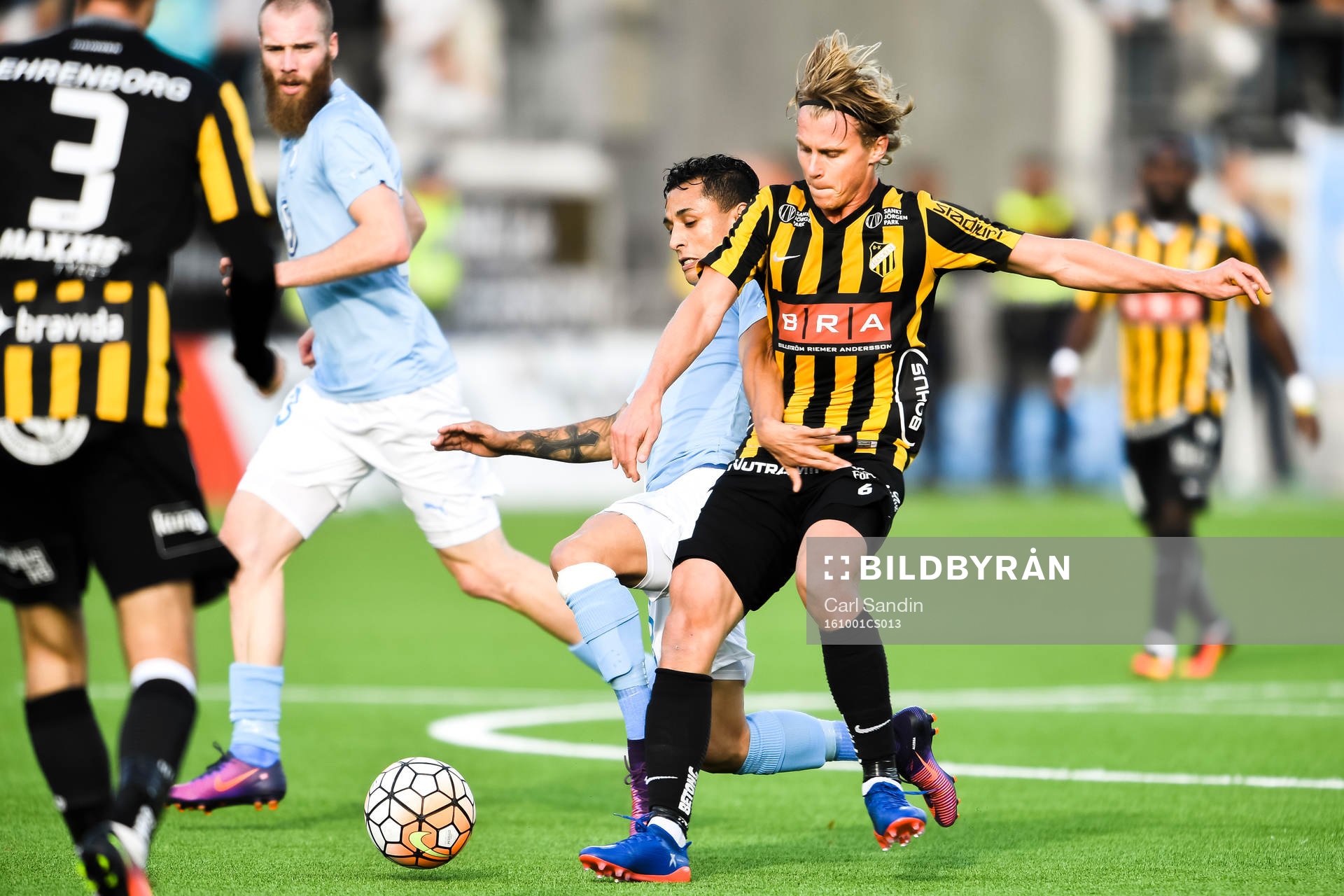 Malmö FFs Yoshimar Yotún och Häckens målvakt Peter