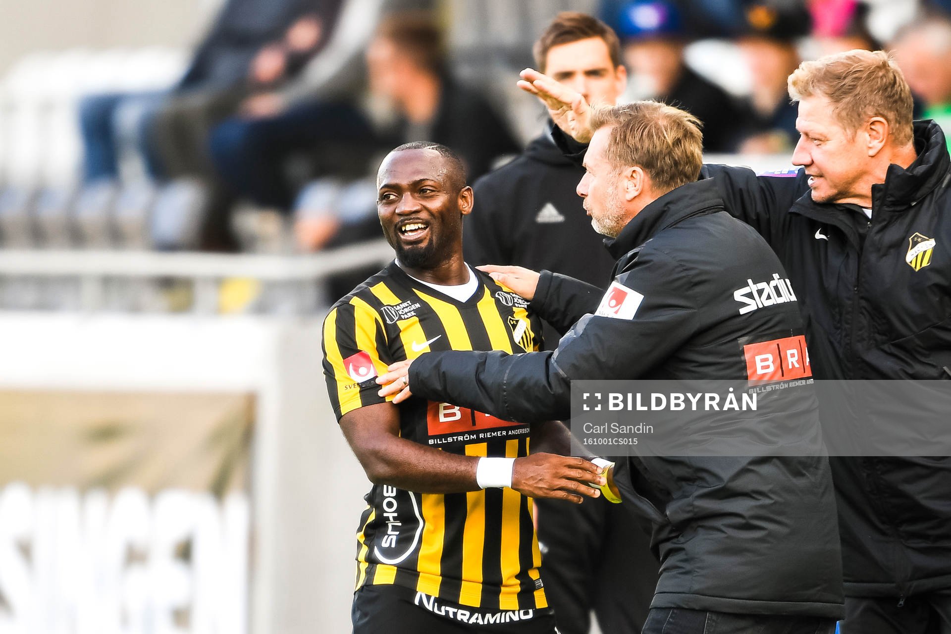 Häckens John Owoeri jublar med tränare Peter Gerhardsson under fotbollsmatchen i Allsvenskan mellan Häcken och Malmö FF den 1 oktober 2016 i Göteborg.