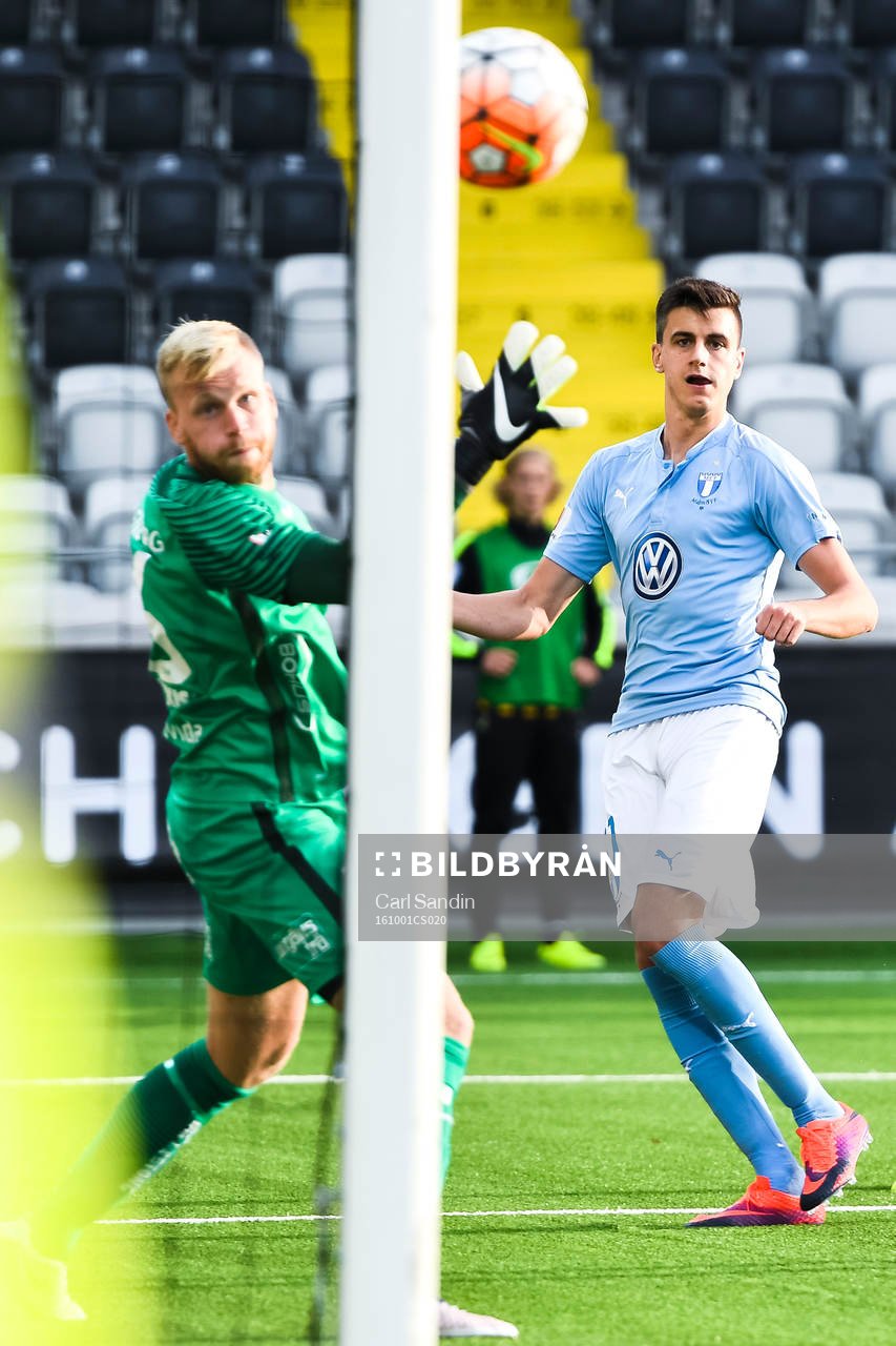 Malmö FFs Alexander Jeremejeff för 2-3 bakom Häckens