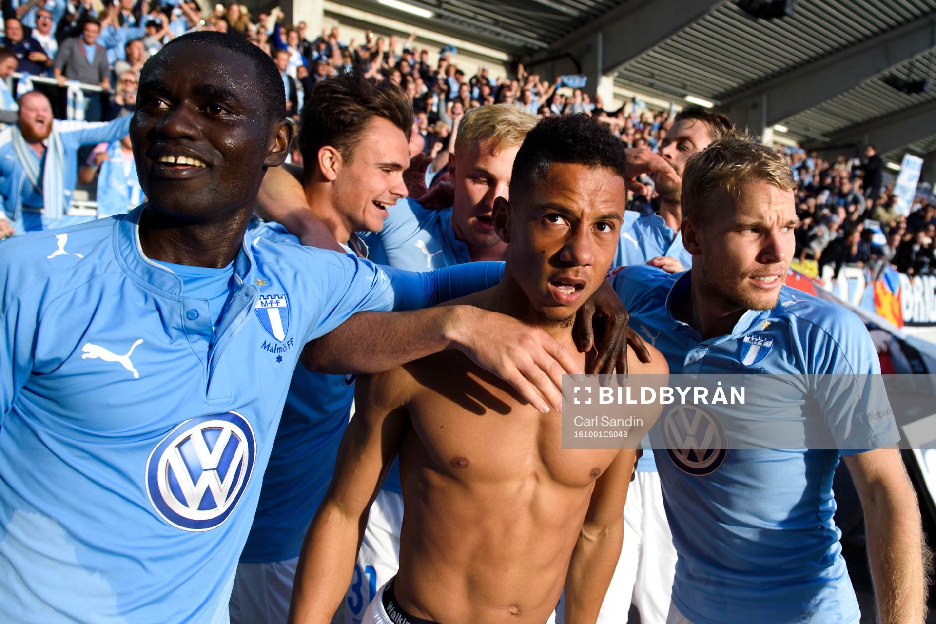 Malmö FFs Enock Kofi Adu, Tobias Sana och Oscar Lewicki jublar efter 2-4 av Sana under fotbollsmatchen i Allsvenskan mellan Häcken och Malmö FF den 1 oktober 2016 i Göteborg.