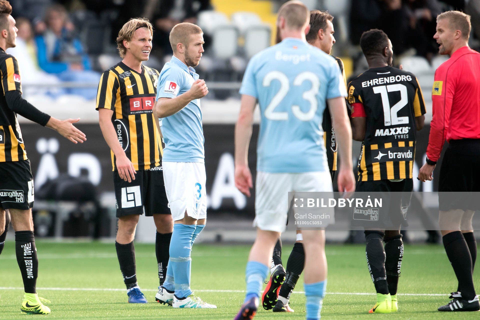 Häckens Rasmus Schuller reagerar mot domaren