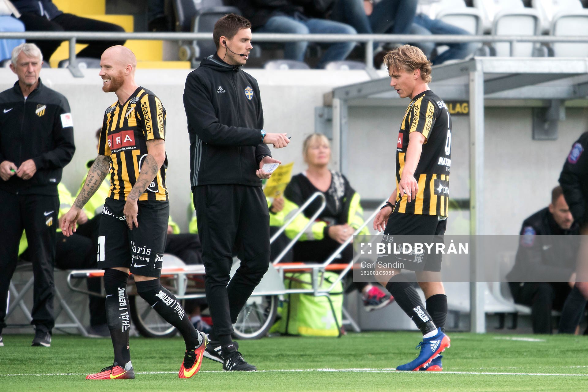 Häckens Rasmus Schuller pratar med fjärdedomaren Marcus