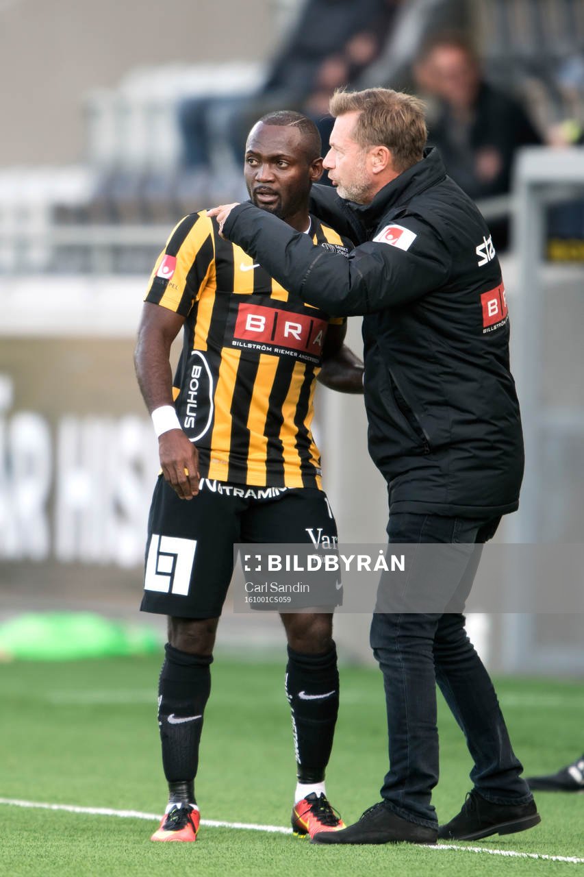 Häckens John Owoeri pratar med tränare Peter Gerhardsson