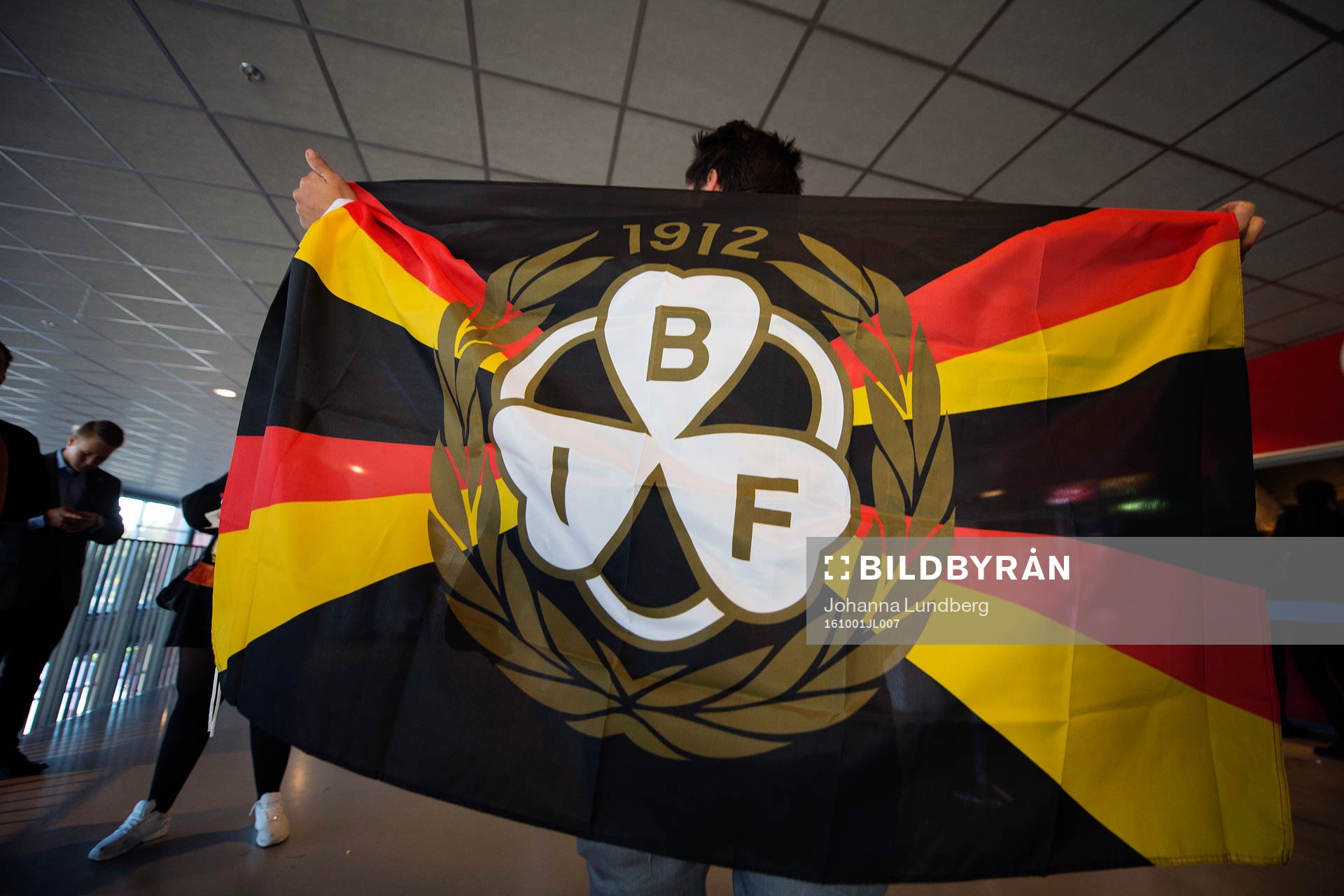 En supporter med flagga