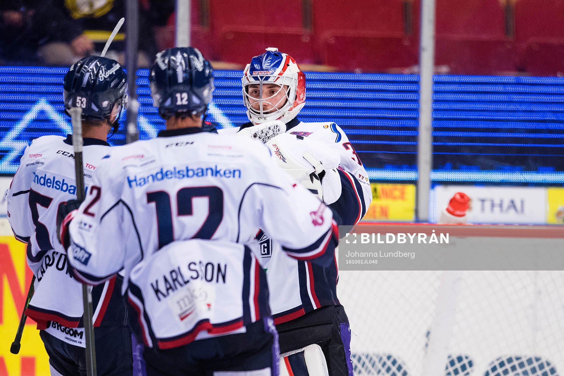 Linköpings spelare jublar med målvakt Jacob Johansson