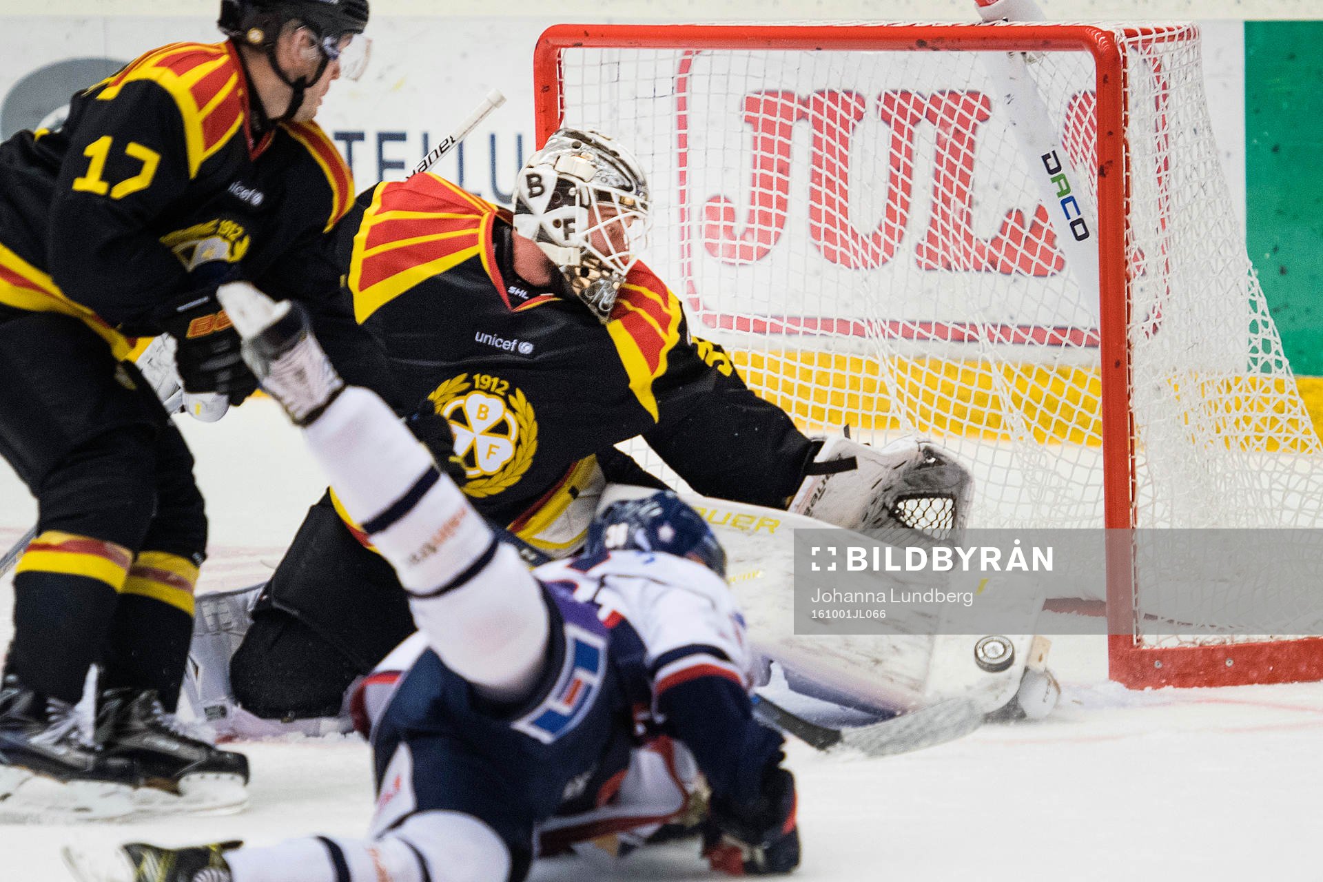 Brynäs målvakt David Rautio med en räddning