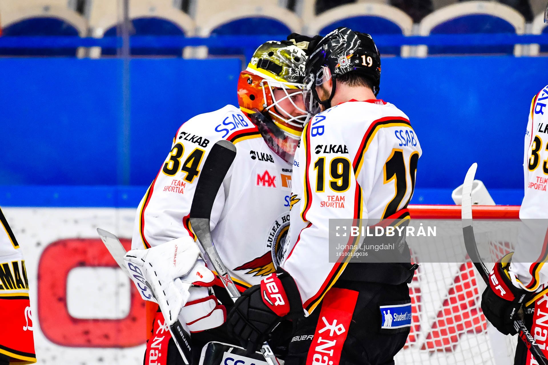 Luleås målvakt Joel Lassinatti och Jacob Lagacé jublar