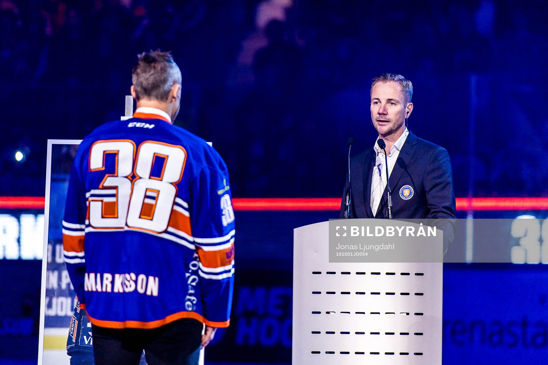 Växjös sportchef Henrik Evertsson håller tal när