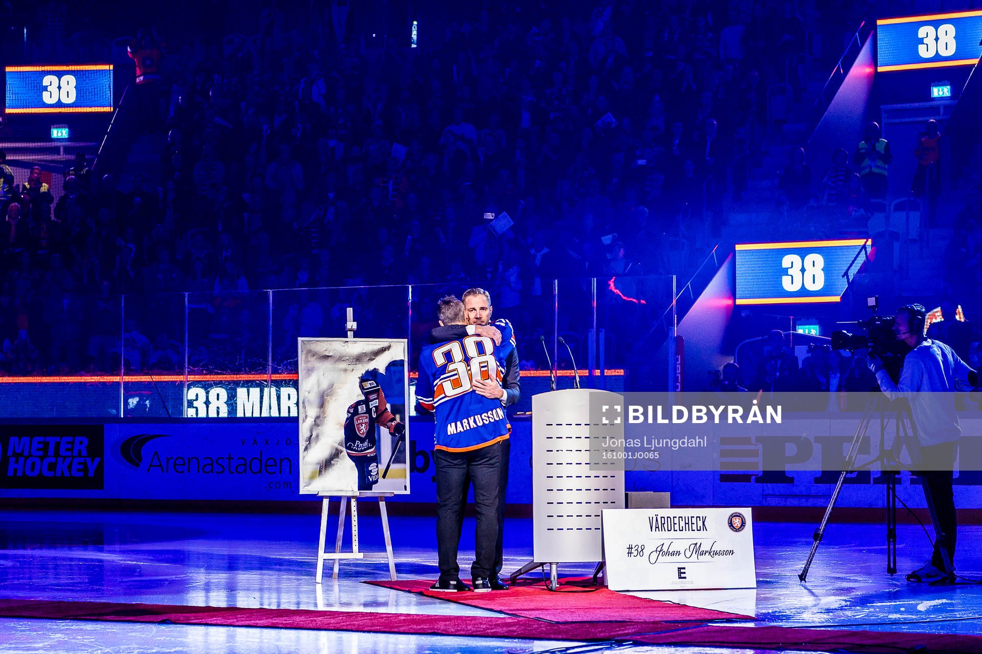 Växjös sportchef Henrik Evertsson håller tal när