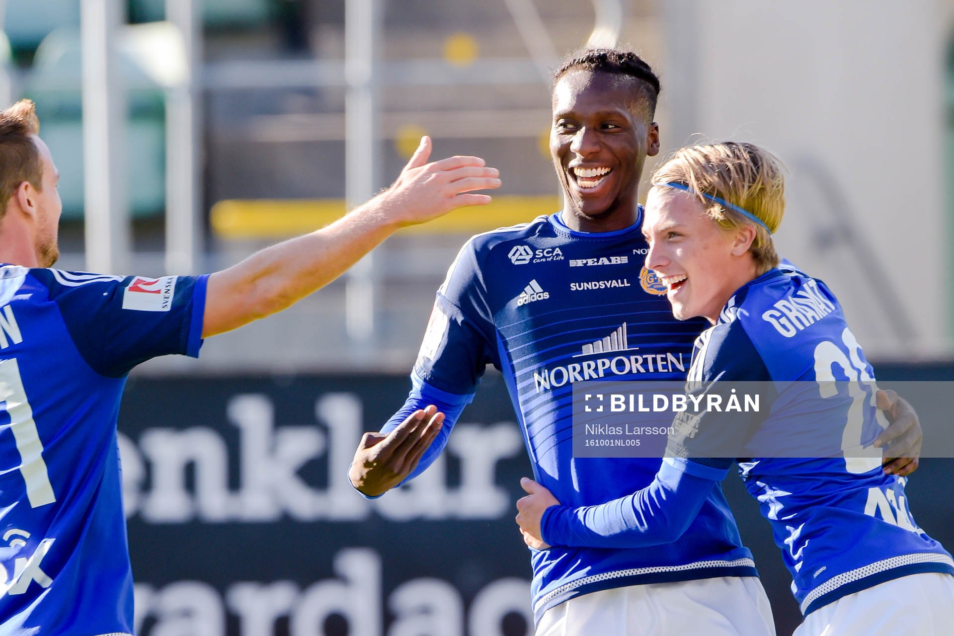Sundsvalls Peter Wilson och Erik Granat jublar efter 1-0 under fotbollsmatchen i Allsvenskan mellan GIF Sundsvall och Jönköping Södra den 1 oktober 2016 i Sundsvall.