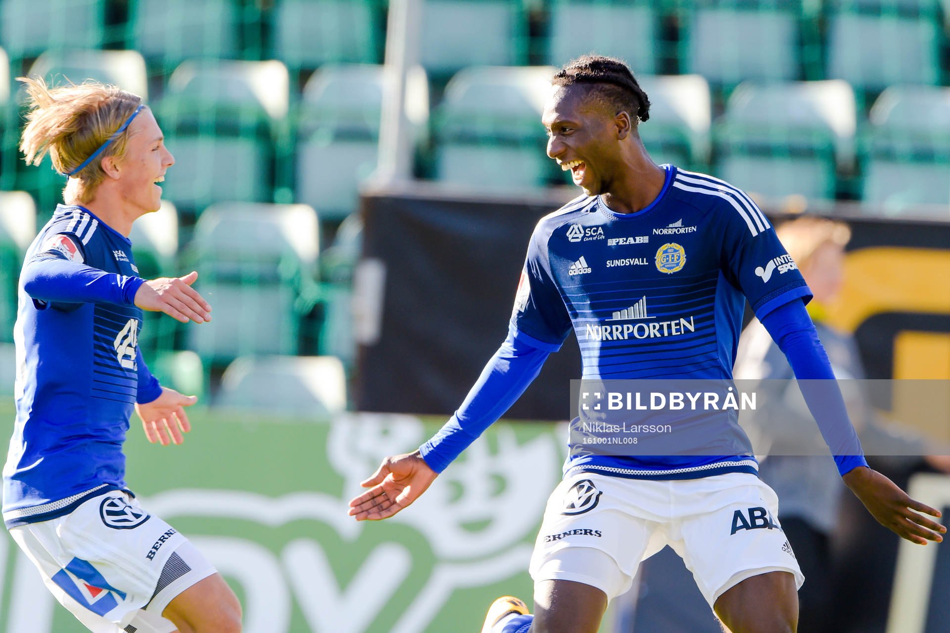 Sundsvalls Peter Wilson och Erik Granat jublar efter 1-0 under fotbollsmatchen i Allsvenskan mellan GIF Sundsvall och Jönköping Södra den 1 oktober 2016 i Sundsvall.