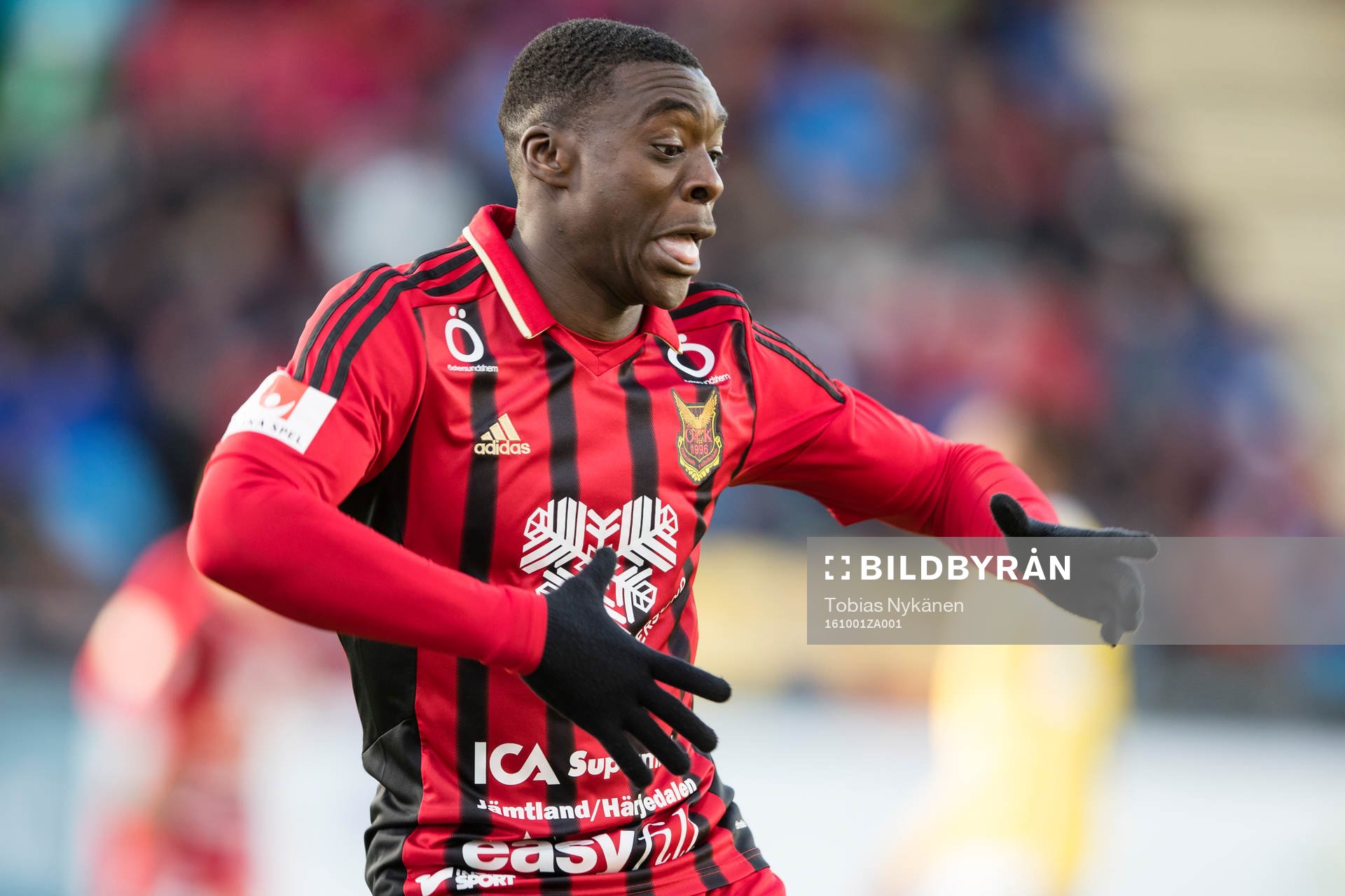 Östersunds Ken Sema dansar efter att han gjort 6-1 målet under fotbollsmatchen i Allsvenskan mellan Östersund och Falkenberg den 1 oktober 2016 i Östersund.