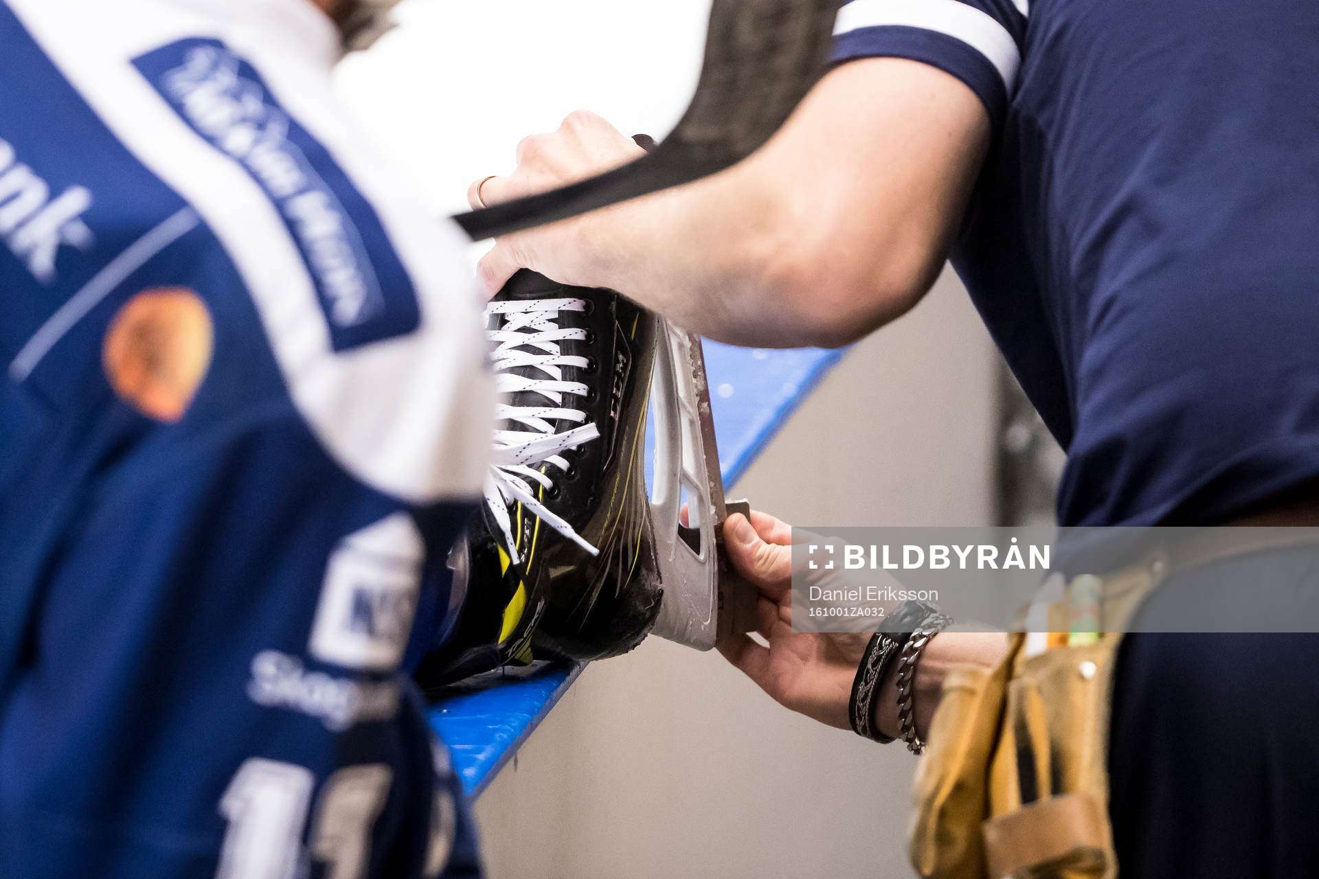 Slipning av skridskor innan ishockeymatchen i SHL mellan