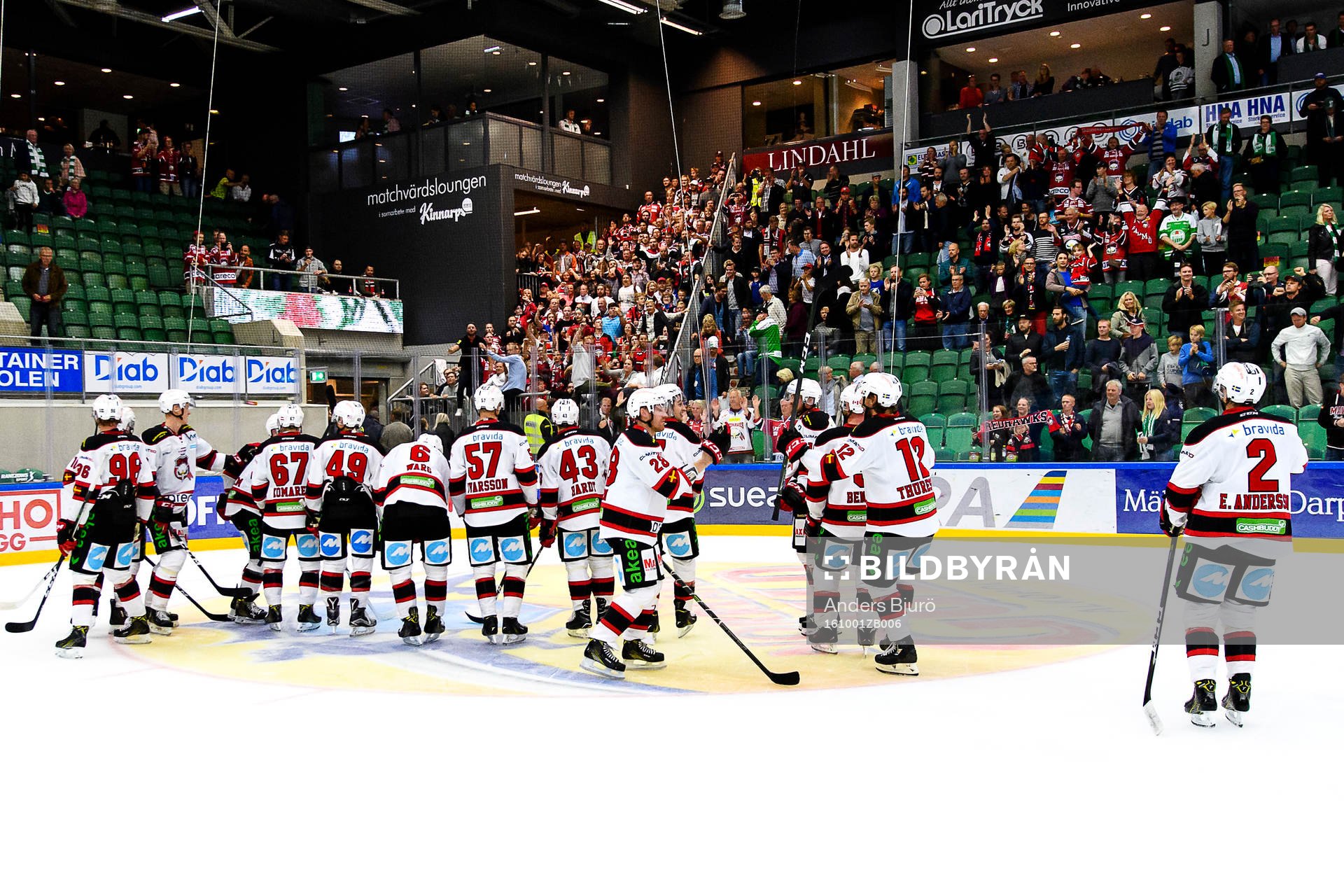 Malmö Redhawks spelare tackar sina supporters som jublar