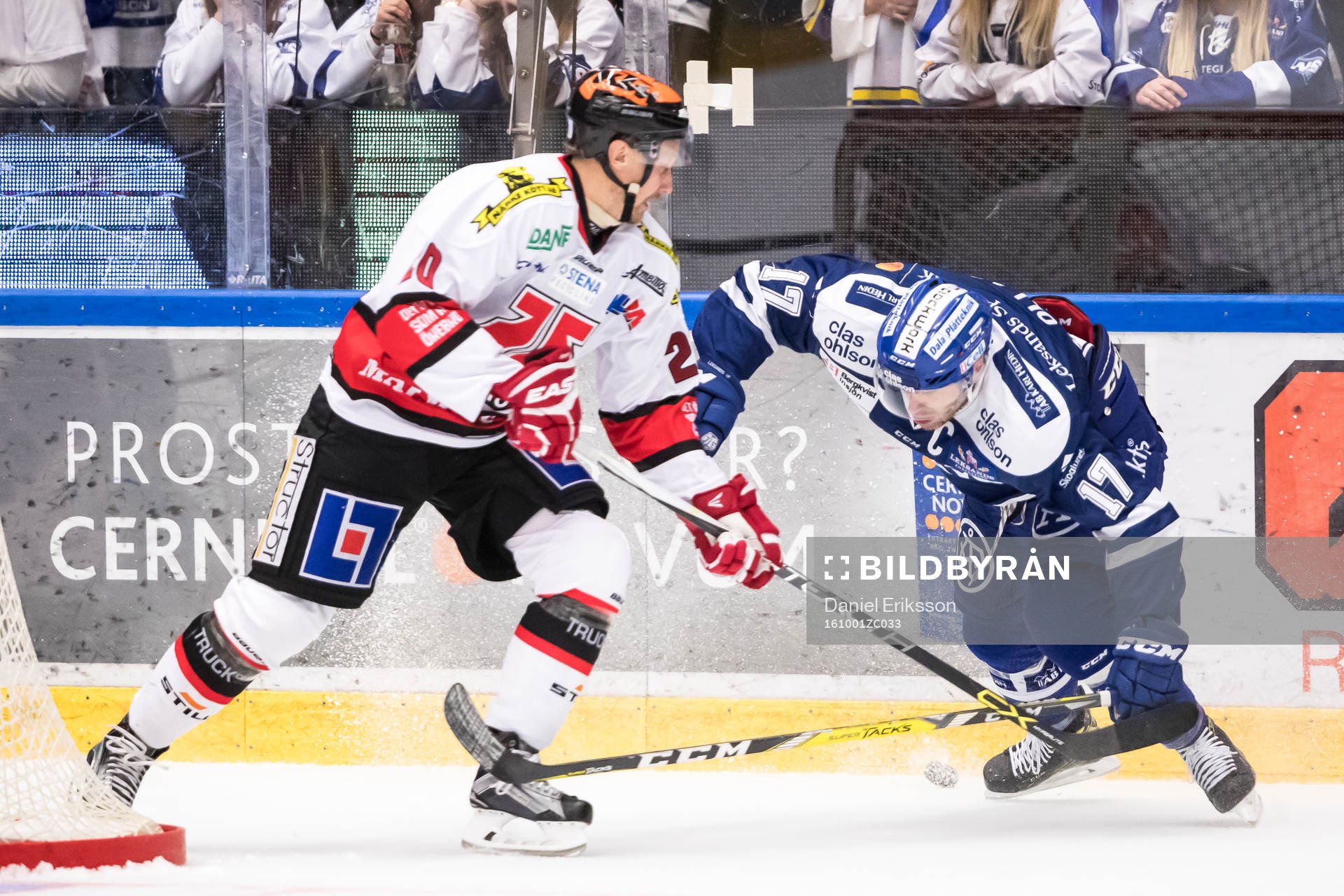 Leksands Jesper Ollas i kamp om pucken med Örebros Marcus