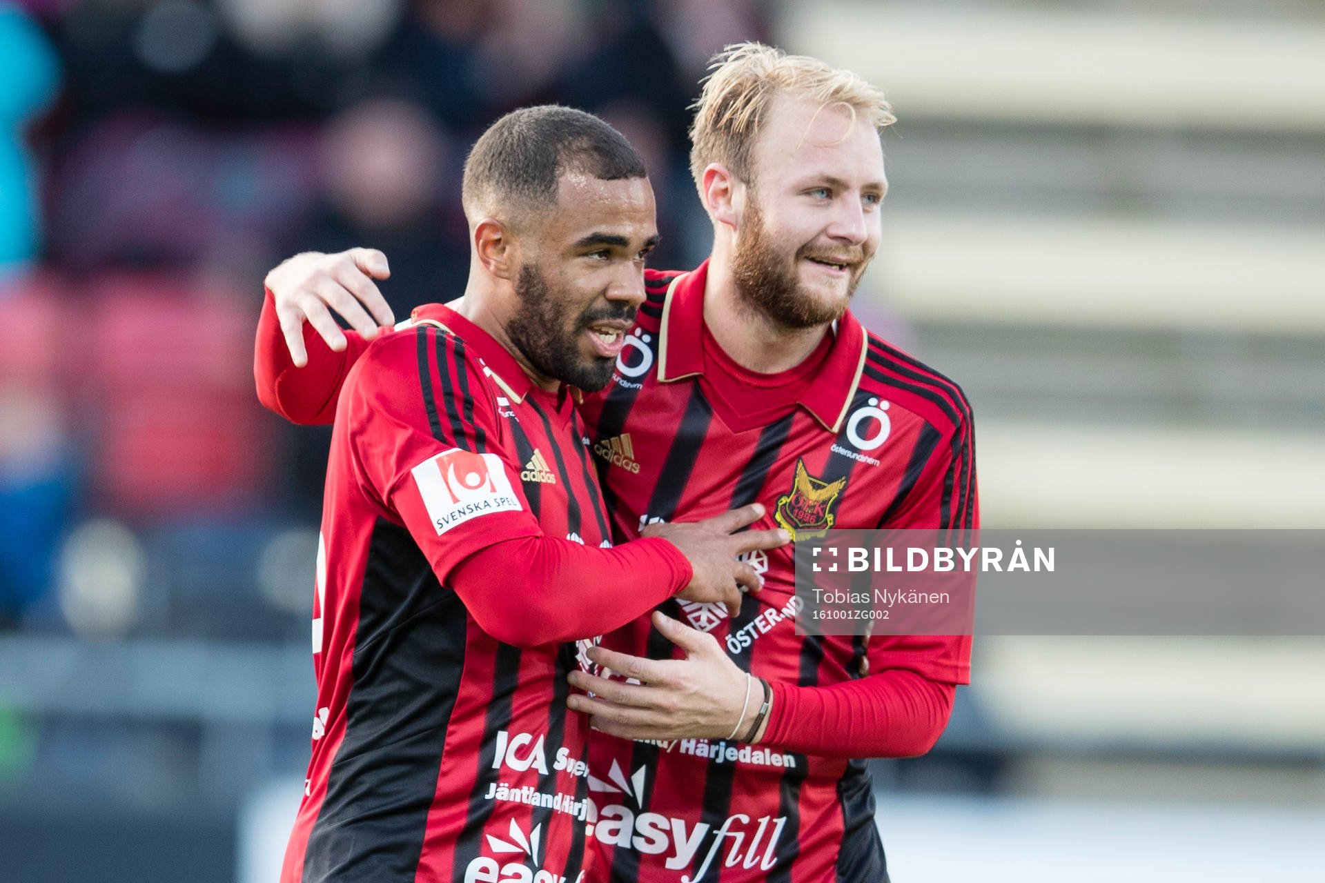 Östersunds Alex Dyer och Curtis Edwards jublar efter att Alex Dyer gjort 5-1 målet under fotbollsmatchen i Allsvenskan mellan Östersund och Falkenberg den 1 oktober 2016 i Östersund.