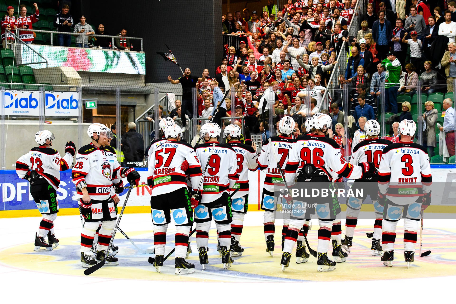 Malmö Redhawks spelare tackar sina supporters som jublar
